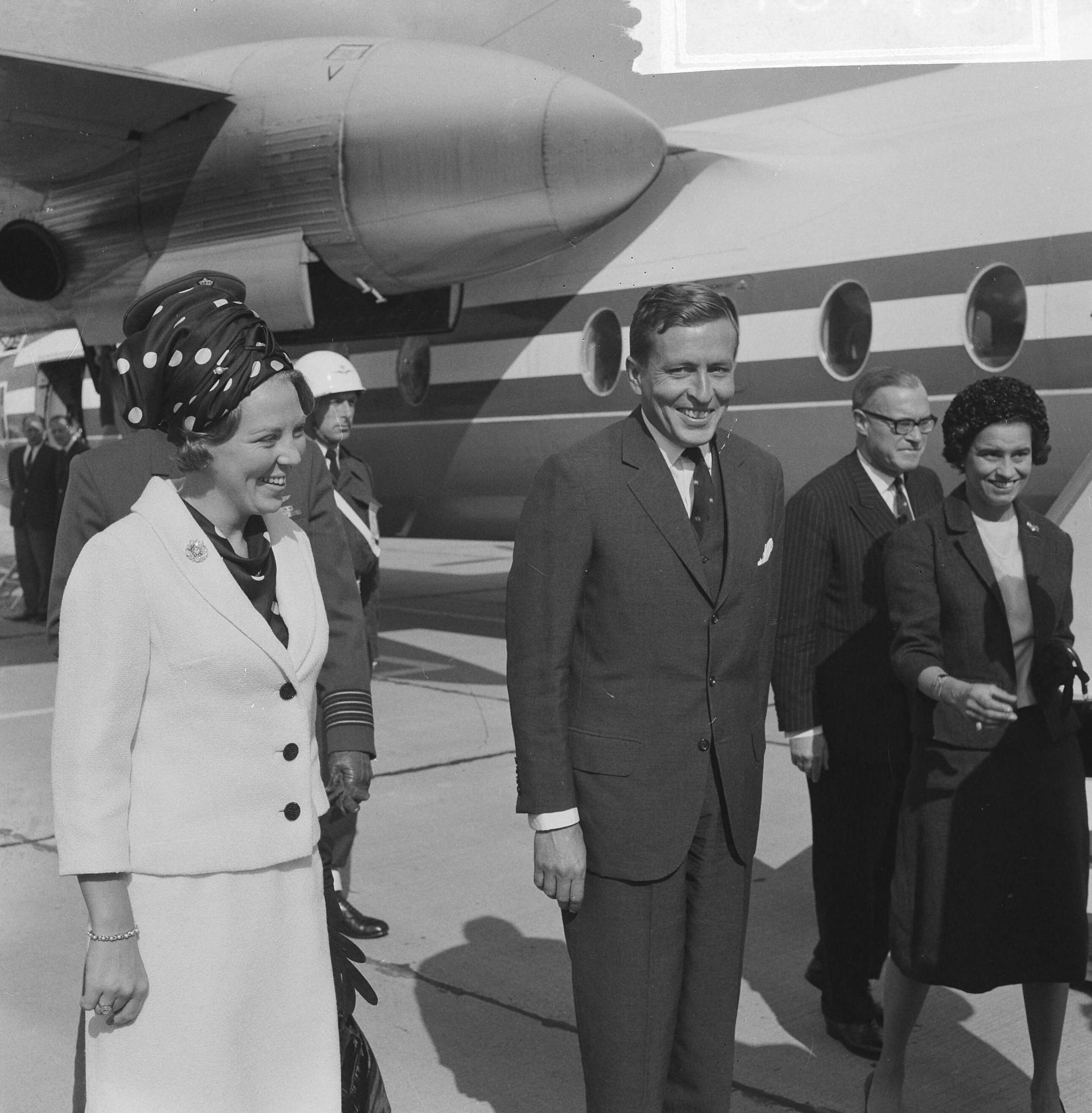 Bezoek van prinses Beatrix en Claus von Amsberg aan de drie noordelijke provincies — Bezoek prinses Beatrix en haar verloofde Claus von Amsberg aan Leeuwarden, aankomst op vliegbasis Leeuwarden met de Fokker Friendship "Gerben Wagenaar" — Foto: Kroon, Ron / Anefo. Licentie: Set B: Rechtenvrij / Publiek Domein. Bron: Nationaal Archief. http://hdl.handle.net/10648/aabefda4-d0b4-102d-bcf8-003048976d84