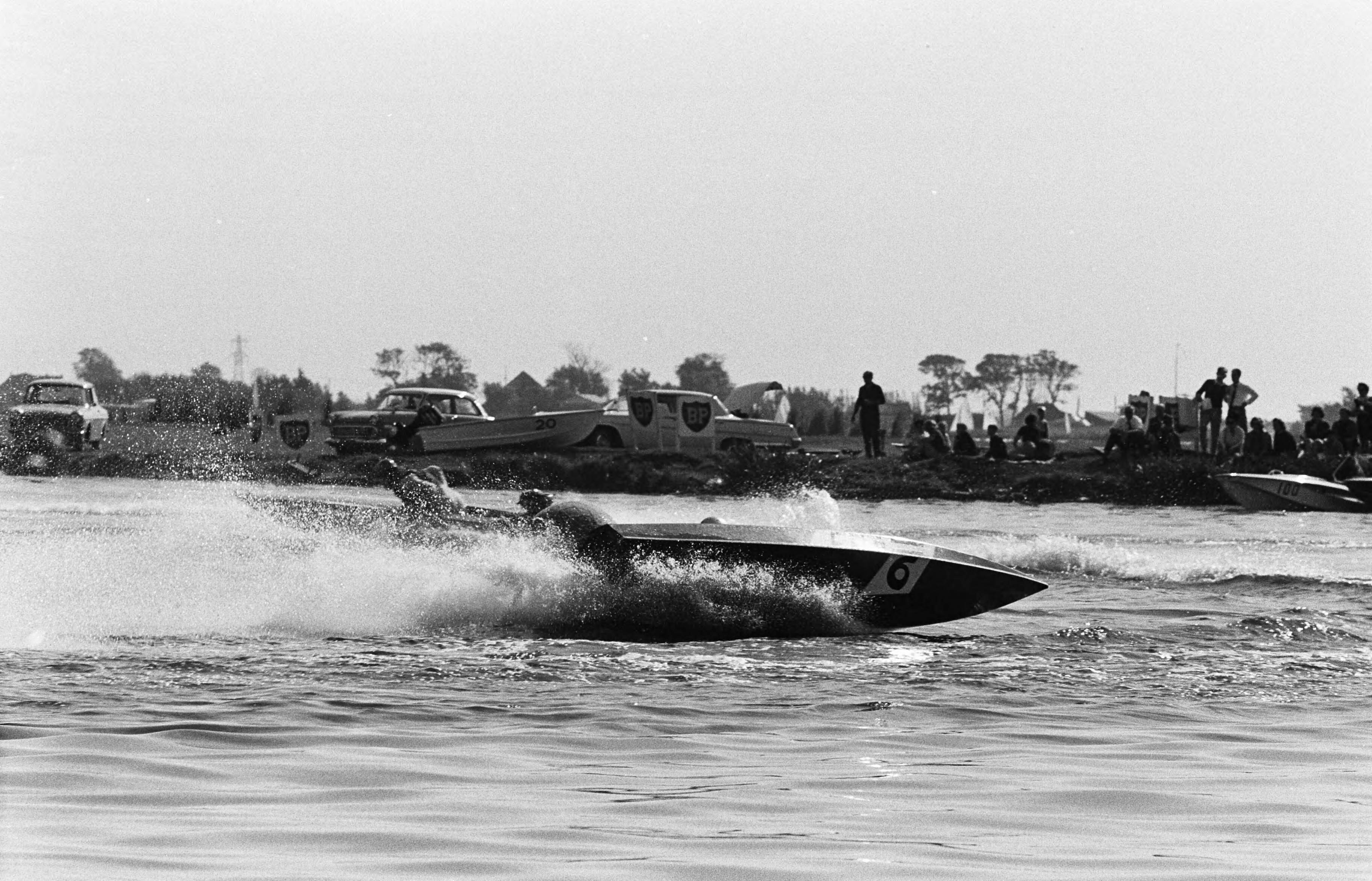 Fotocollectie Anefo — Europese kampioenschappen speedbootraces op het Noorder Buiten Spaarne te Haarlem — Foto: Pot, Harry / Anefo. Licentie: Set B: Rechtenvrij / Publiek Domein. Bron: Nationaal Archief. http://hdl.handle.net/10648/aa4570d8-d0b4-102d-bcf8-003048976d84