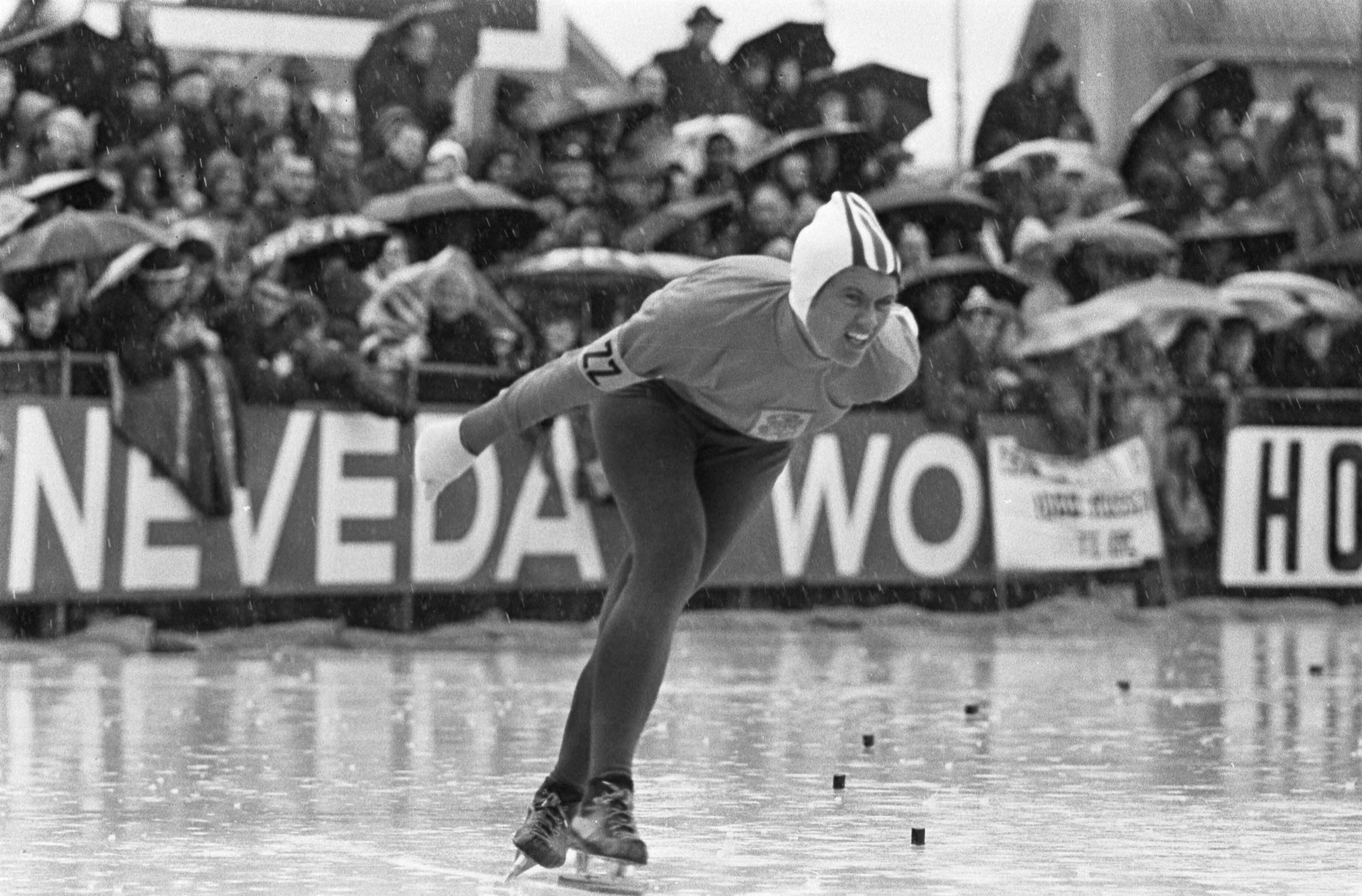 Fotocollectie Anefo — WK schaatsen te Deventer dames, Stien Kaiser in aktie — Foto: Koch, Eric / Anefo. Licentie: Set B: Rechtenvrij / Publiek Domein. Bron: Nationaal Archief. http://hdl.handle.net/10648/ab105a46-d0b4-102d-bcf8-003048976d84