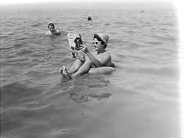 Fotocollectie Anefo — Warmte op het land. Verkoeling in het water. Strand Zandvoort — Foto: Pot, Harry / Anefo. Licentie: Set B: Rechtenvrij / Publiek Domein. Bron: Nationaal Archief. http://hdl.handle.net/10648/a96377be-d0b4-102d-bcf8-003048976d84