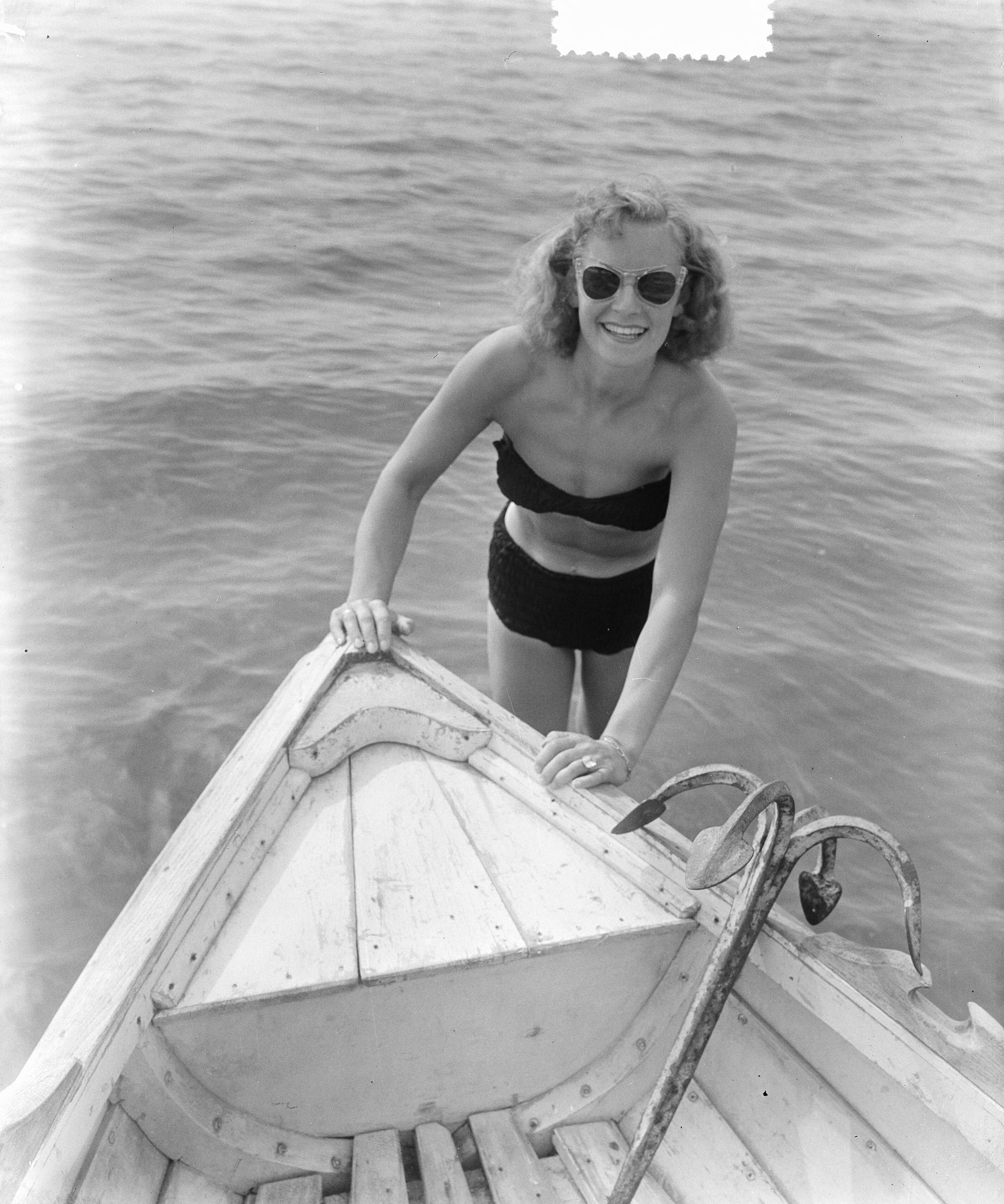 Fotocollectie Anefo — Zomerplaatjes aan strand van Zandvoort. Moeder poseert alleen in het water bij roeiboot — Foto: Pot, Harry / Anefo. Licentie: Set B: Rechtenvrij / Publiek Domein. Bron: Nationaal Archief. http://hdl.handle.net/10648/a90e5af4-d0b4-102d-bcf8-003048976d84