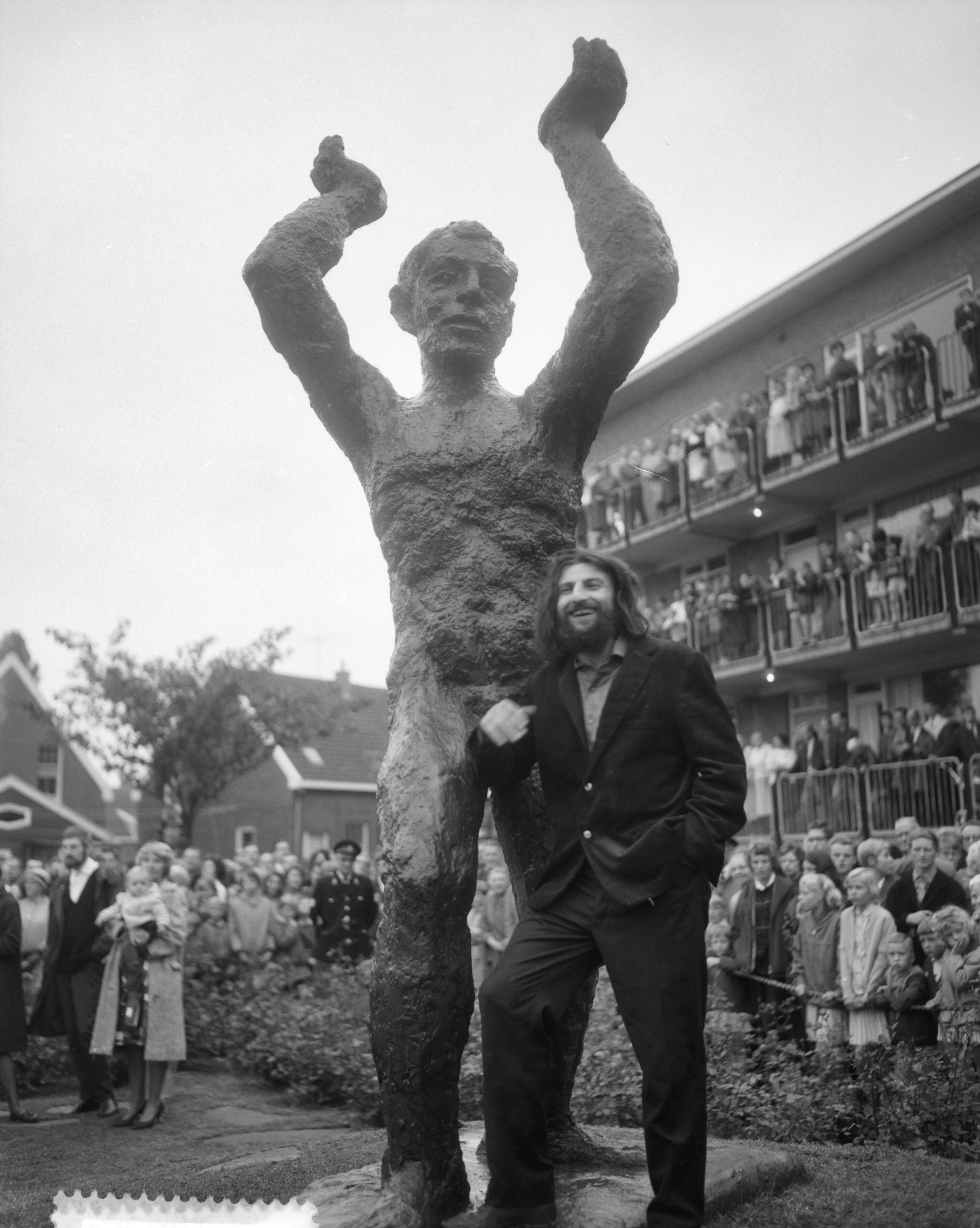 Fotocollectie Anefo — Onthulling beeld "Pourquoi" van beeldhouwer Miletic — Foto: Bilsen, Joop van / Anefo. Licentie: Set B: Rechtenvrij / Publiek Domein. Bron: Nationaal Archief. http://hdl.handle.net/10648/aa734fbc-d0b4-102d-bcf8-003048976d84