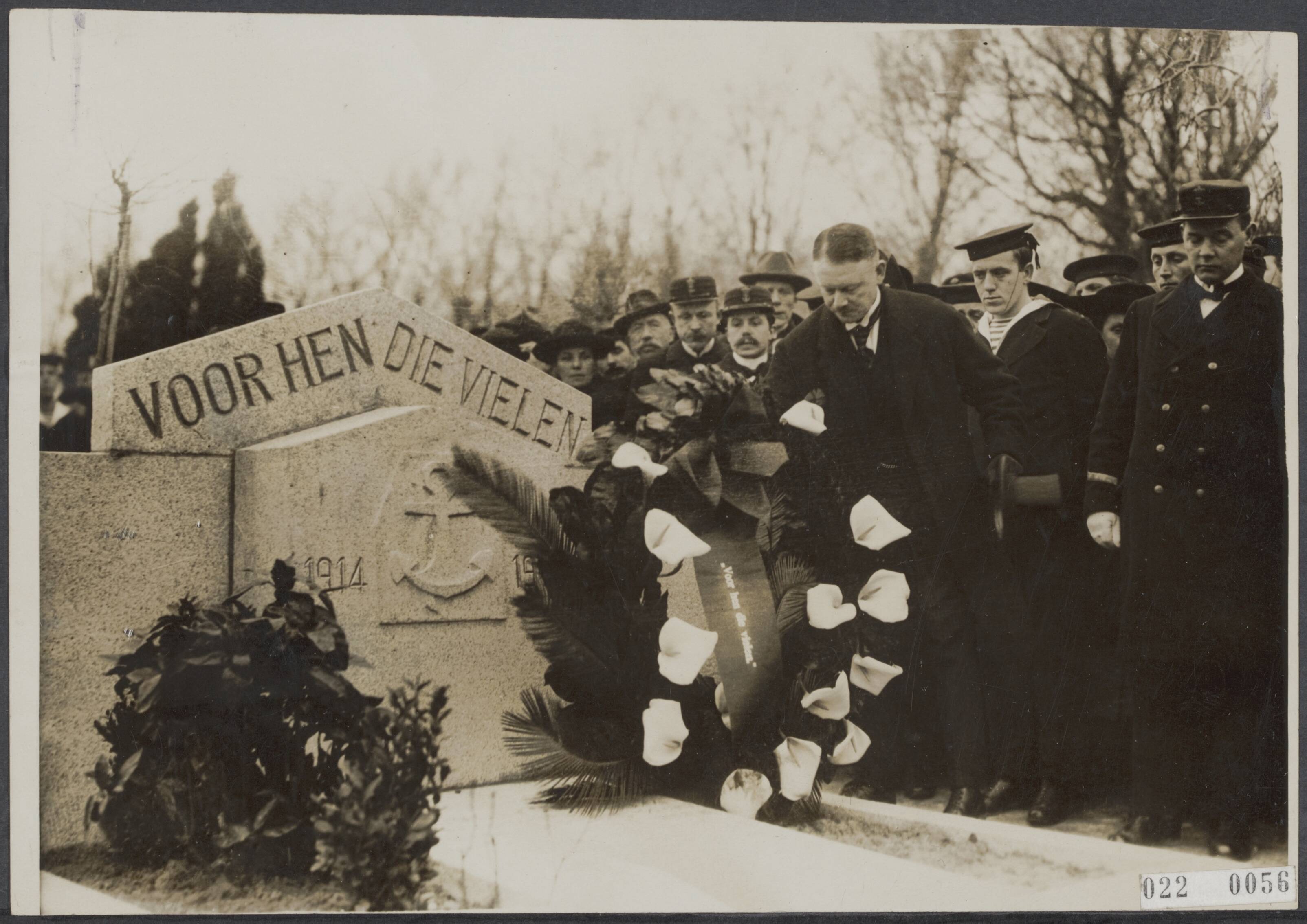 Fotocollectie Elsevier Binnenland — Oorlogsmonument te Vlissingen onthuld door burgemeester Van Woelderen — Foto: N.V. Vereenigde Fotobureaux. Licentie: Set B: Rechtenvrij / Publiek Domein. Bron: Nationaal Archief. http://hdl.handle.net/10648/add0f538-d0b4-102d-bcf8-003048976d84