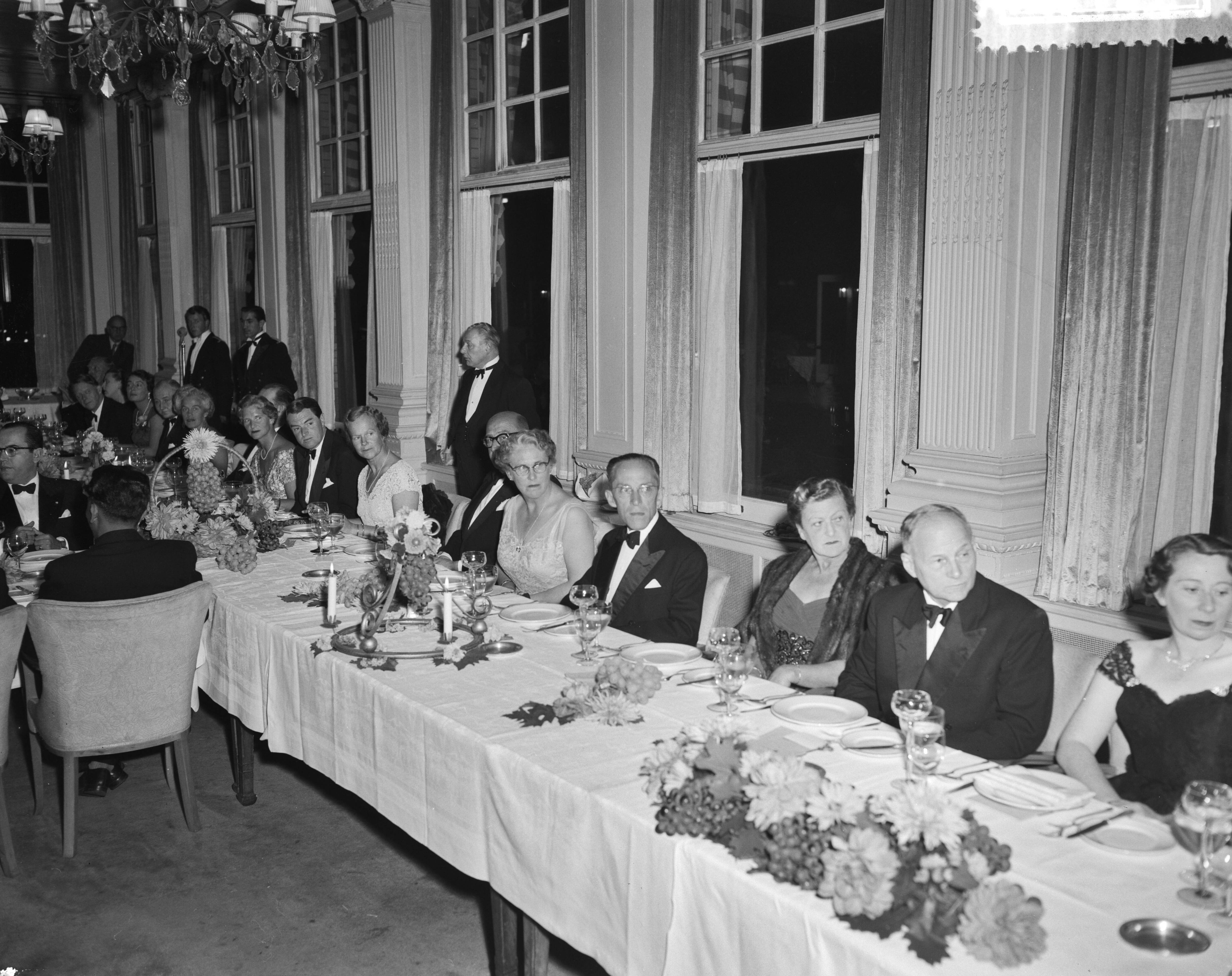 Fotocollectie Anefo — Assuradeuren Congres Den Haag , diner — Foto: Meijer, T.A. / Anefo. Licentie: Set B: Rechtenvrij / Publiek Domein. Bron: Nationaal Archief. http://hdl.handle.net/10648/a929390a-d0b4-102d-bcf8-003048976d84