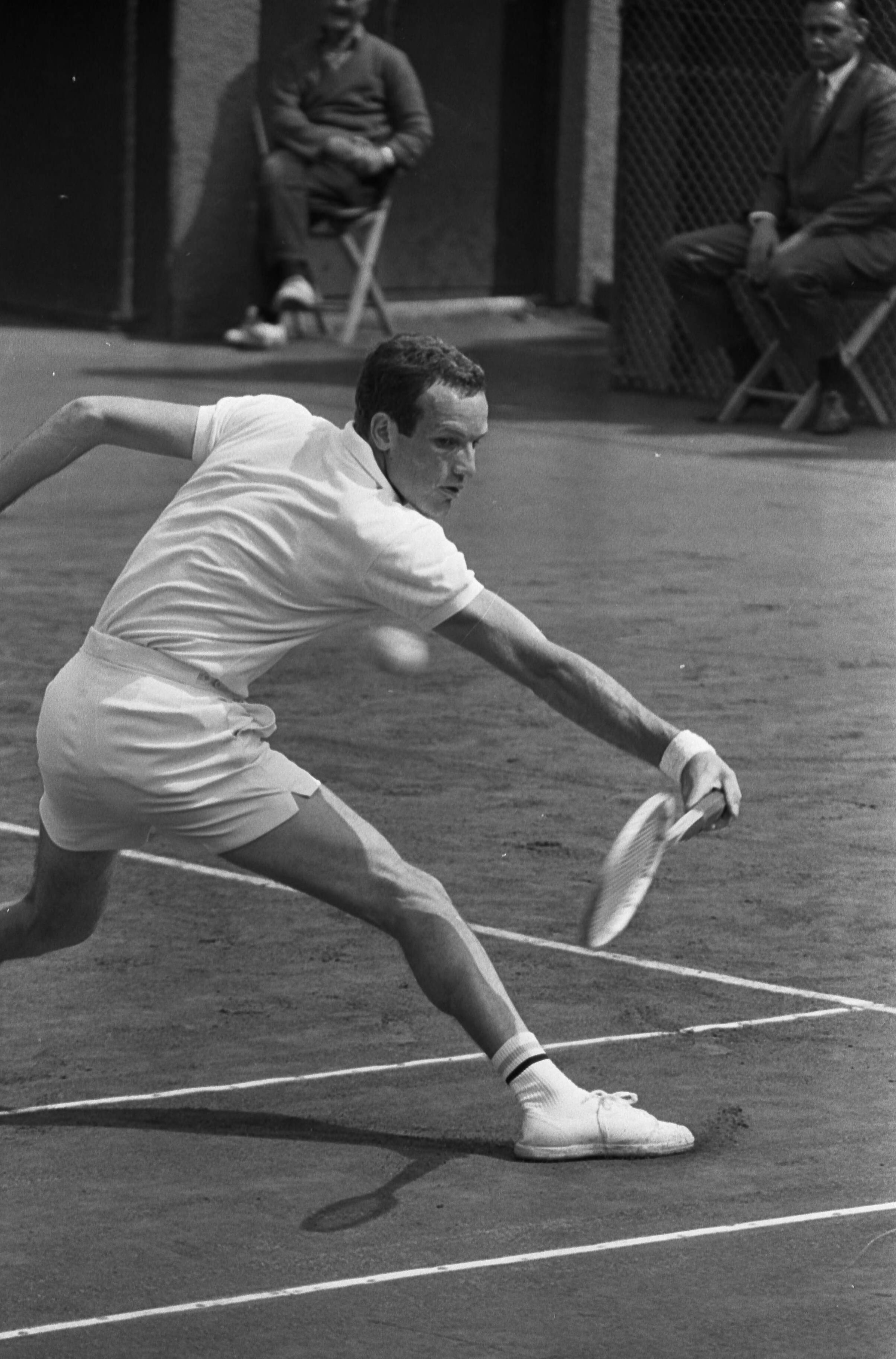 Fotocollectie Anefo — Nederlandse Tenniskampioenschappen Scheveningen. Heren dubbel Okker in aktie — Foto: Koch, Eric / Anefo. Licentie: Set B: Rechtenvrij / Publiek Domein. Bron: Nationaal Archief. http://hdl.handle.net/10648/ab230718-d0b4-102d-bcf8-003048976d84