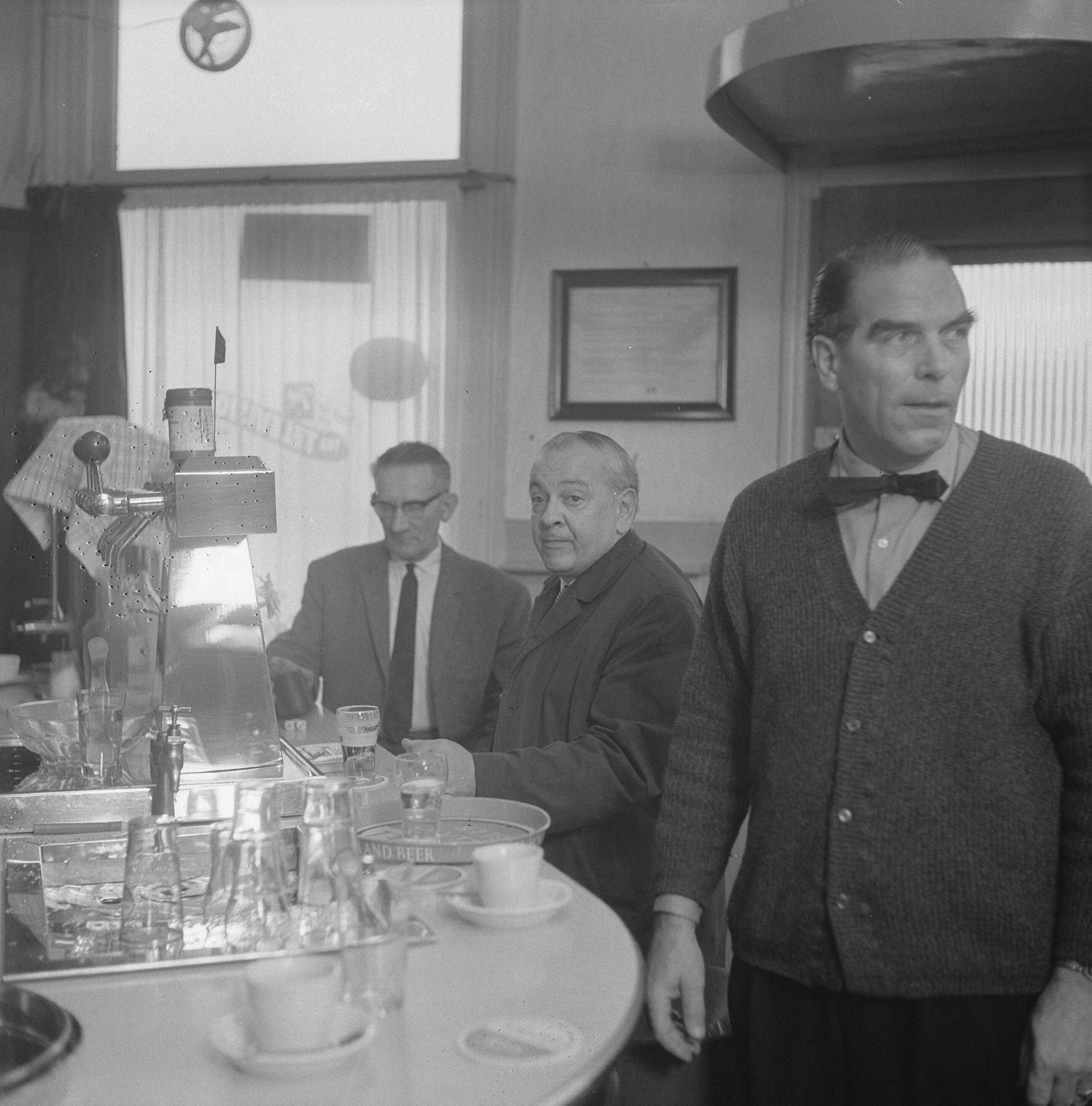 Fotocollectie Anefo — Nederlandse speelfilm "De Vergeten Medeminnaar" (regie: Giovanni Korporaal).Eerste opname in Aerdenhout. In het midden producent Joop Landré — Foto: Nijs, Jac. de / Anefo. Licentie: Set B: Rechtenvrij / Publiek Domein. Bron: Nationaal Archief. http://hdl.handle.net/10648/aa36736c-d0b4-102d-bcf8-003048976d84