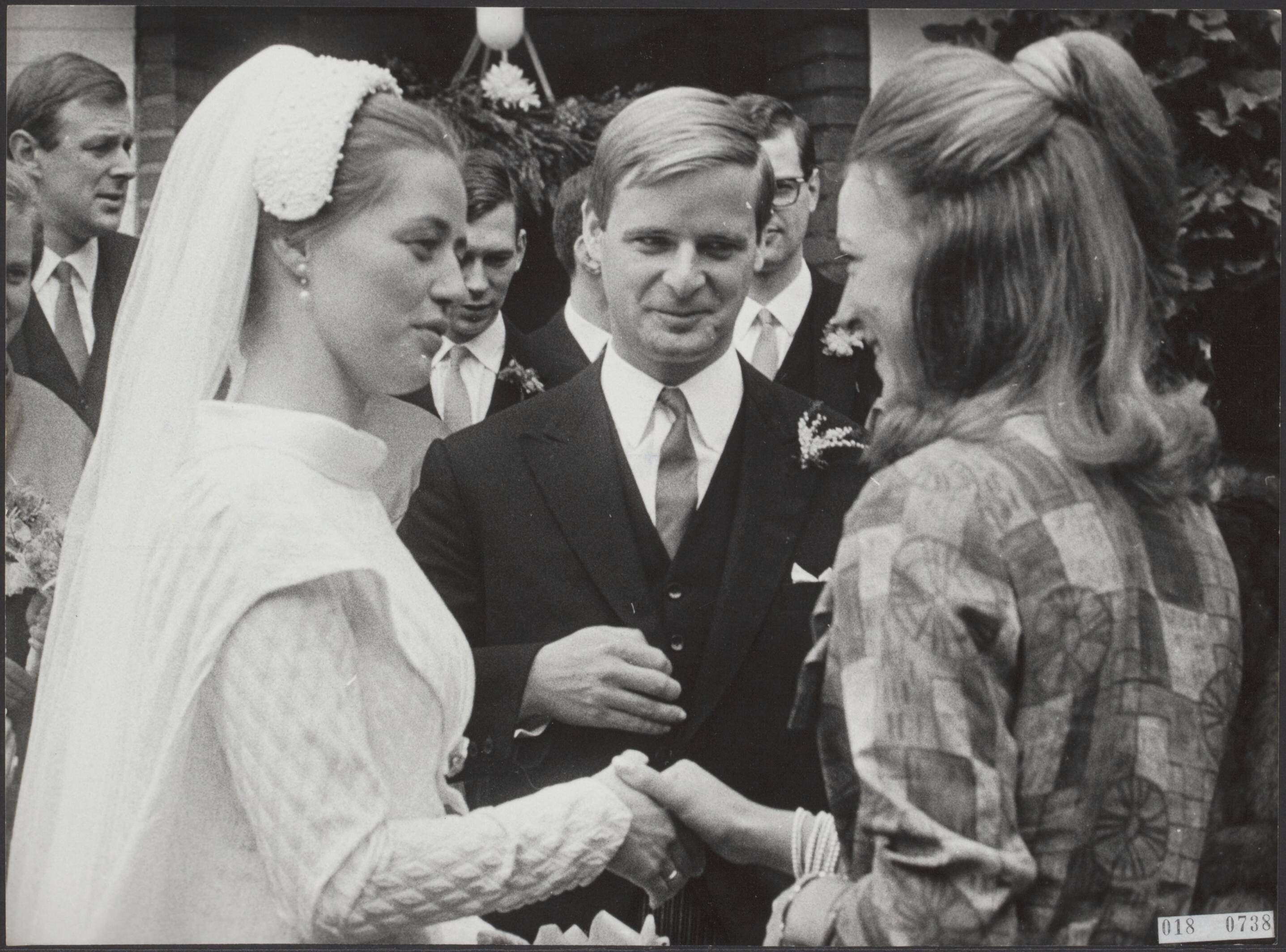 Fotocollectie Elsevier Binnenland — Zaterdag trouwde in Soest jkvr. C.C.V. baronesse Bentinck met ir. M.P.V. Evelein. De bruid was bij het huwelijke van prinses Margriet bruidsmeisje. Het jonge paar wordt gelukgewenst door prinses Irene — Foto: Koch, Eric / Anefo. Licentie: Set B: Rechtenvrij / Publiek Domein. Bron: Nationaal Archief. http://hdl.handle.net/10648/adc330a6-d0b4-102d-bcf8-003048976d84