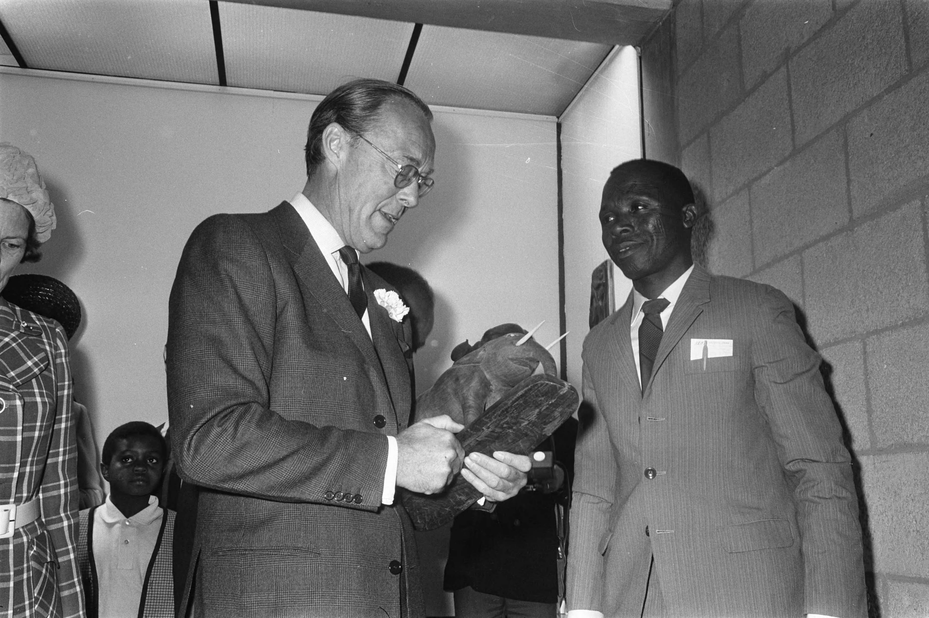 Fotocollectie Anefo — Prins Bernhard opent tentoonstelling van schulpturen uit Tanzania in Madurodam, Den Haag — Foto: Koch, Eric / Anefo. Licentie: Set B: Rechtenvrij / Publiek Domein. Bron: Nationaal Archief. http://hdl.handle.net/10648/ab977724-d0b4-102d-bcf8-003048976d84