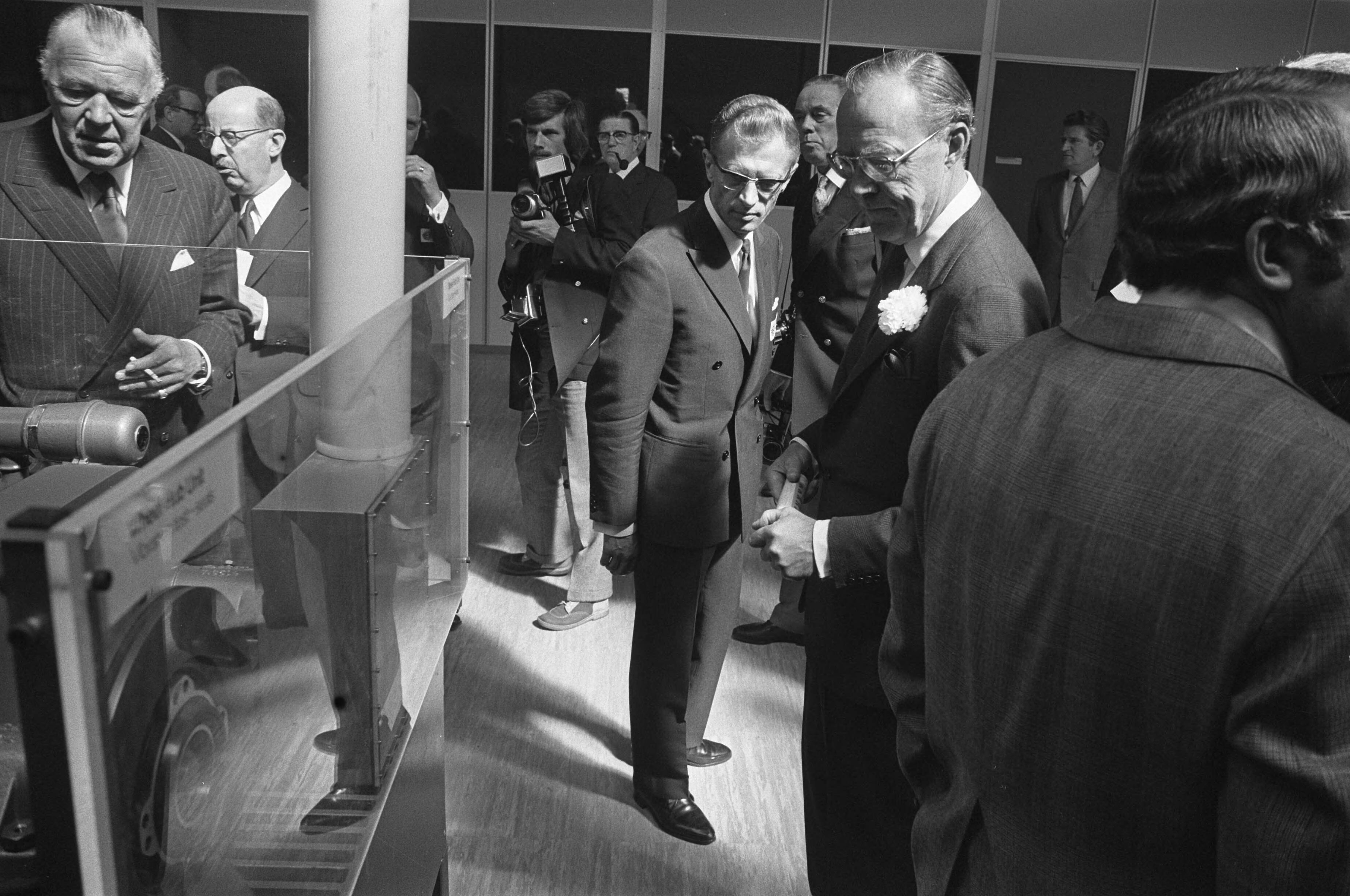 Opening van A. B. Svenska Kullagerfabriken Research Centre te Jutphaas door Prins Bernhard en prins Bert van Zweden — Prins Bernhard en prins Bert van Zweden tijdens rondleiding — Foto: Fotograaf Onbekend / Anefo. Licentie: Set B: Rechtenvrij / Publiek Domein. Bron: Nationaal Archief. http://hdl.handle.net/10648/abe75ba4-d0b4-102d-bcf8-003048976d84