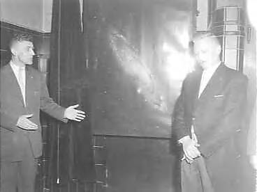 Fotocollectie Anefo — 25 jarig bestaan van het "Zeiss Planetarium" in Den Haag, prof. dr. J. Veldkamp (links), van de Nederlandse Vereniging van Weer en Sterrekunde, bood een transparant voor het vertonen van astronomische foto's — Foto: Behrens, Herbert F. / Anefo. Licentie: Set B: Rechtenvrij / Publiek Domein. Bron: Nationaal Archief. http://hdl.handle.net/10648/a98e254a-d0b4-102d-bcf8-003048976d84