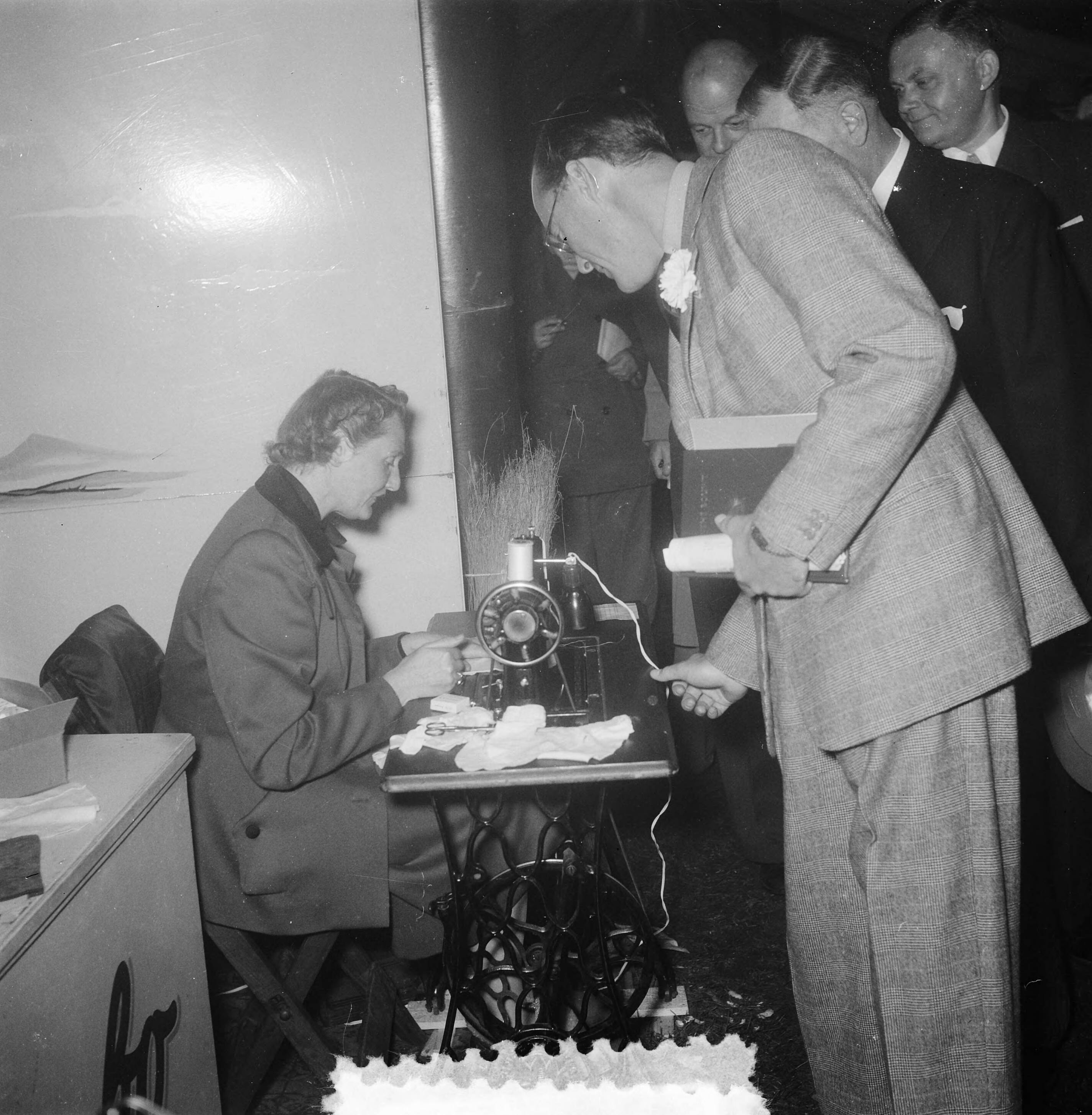 Fotocollectie Anefo — Prins Bernhard bezoekt paardenmarkt te Zuidlaren. Tentoonstelling fa. Ruscaa — Foto: Noske, J.D. / Anefo. Licentie: Set B: Rechtenvrij / Publiek Domein. Bron: Nationaal Archief. http://hdl.handle.net/10648/a9163f1c-d0b4-102d-bcf8-003048976d84
