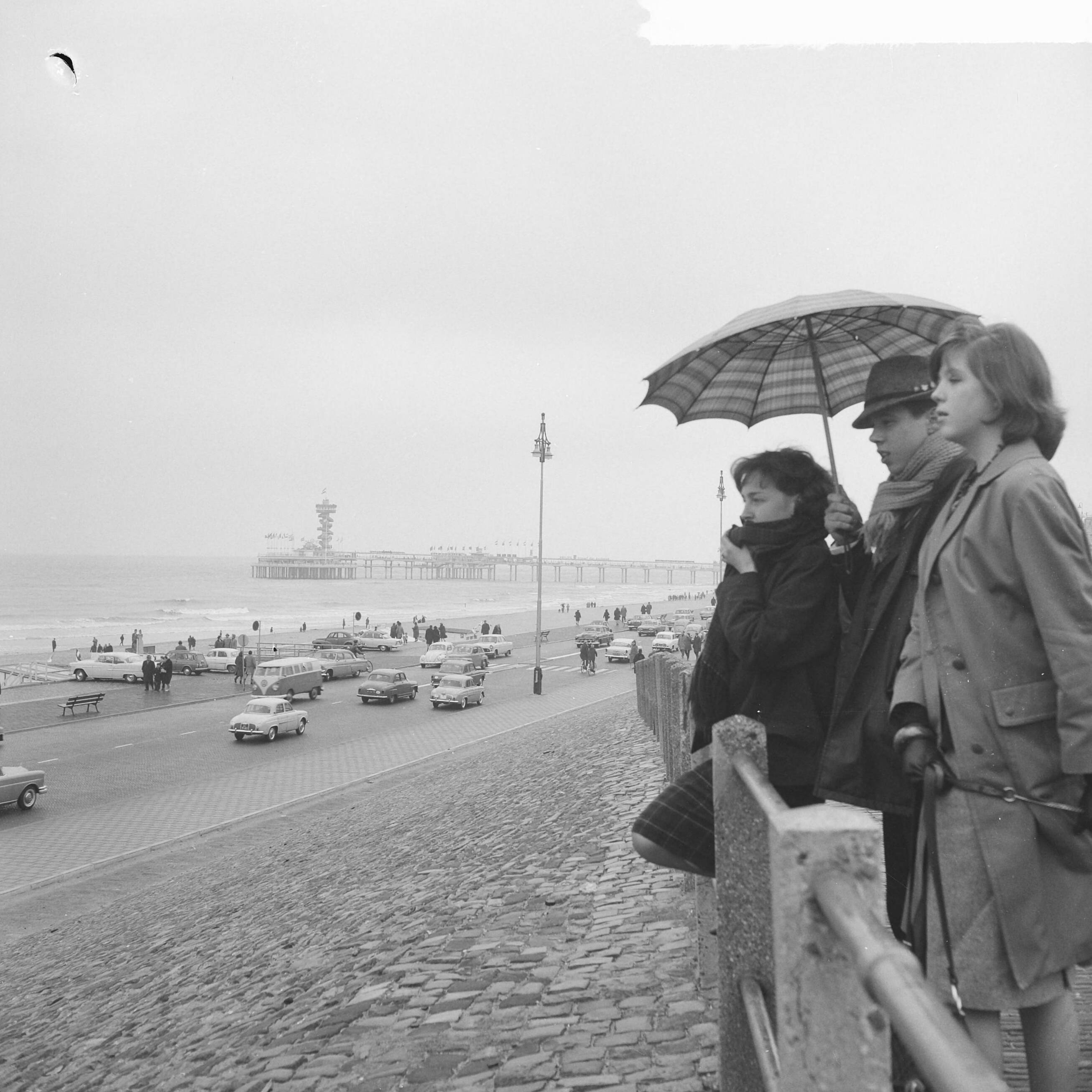Fotocollectie Anefo — Slecht weer met Paasdagen, de Boulevard op Scheveningen — Foto: Smulders, Jean / Anefo. Licentie: Set B: Rechtenvrij / Publiek Domein. Bron: Nationaal Archief. http://hdl.handle.net/10648/aa61dd22-d0b4-102d-bcf8-003048976d84