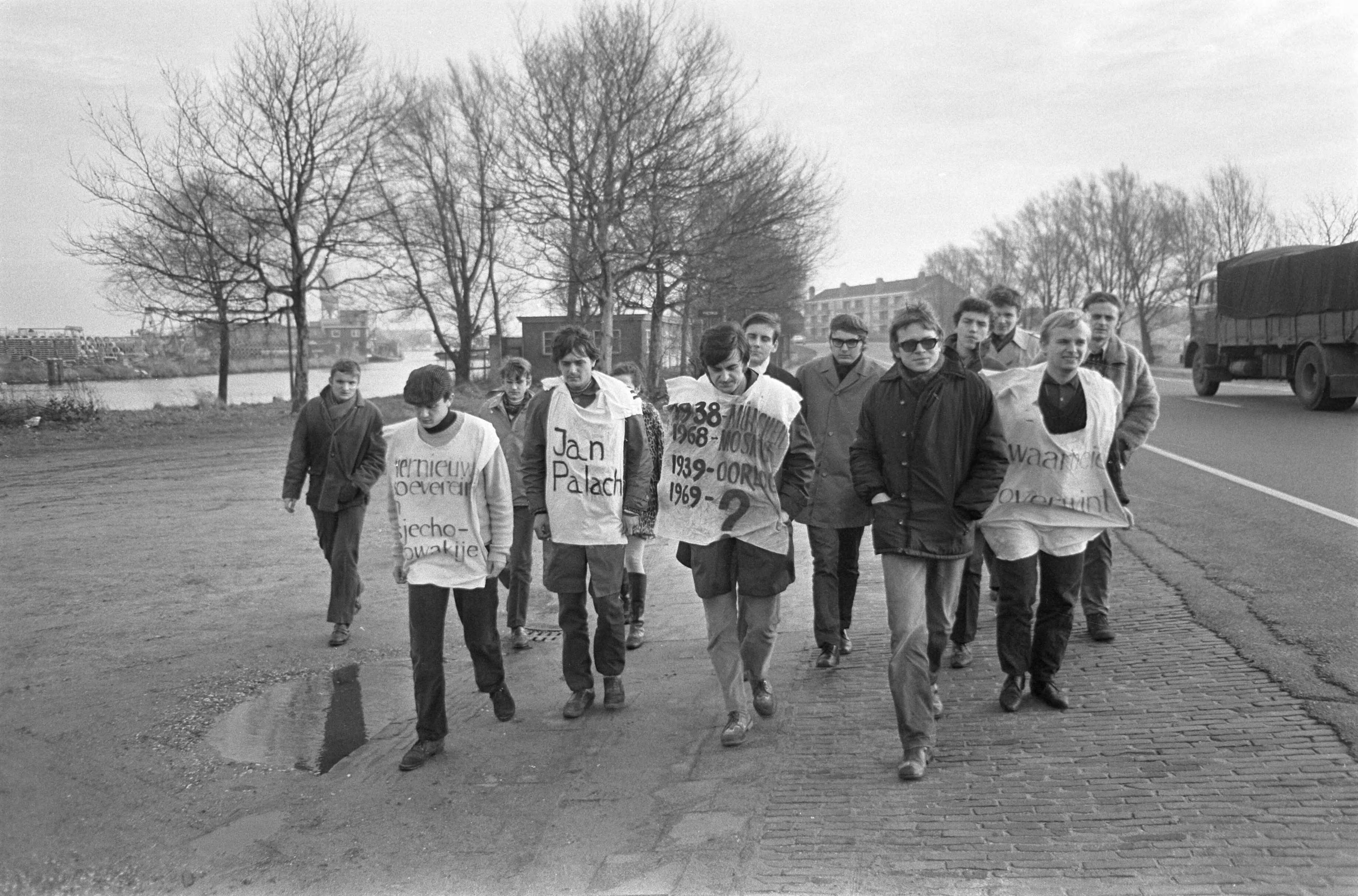 Fotocollectie Anefo — Tsjechische studenten in Nederland protesteren tegen toestand in Tsjecho Slowakije de studenten op weg naar Den Haag — Foto: Nijs, Jac. de / Anefo. Licentie: Set B: Rechtenvrij / Publiek Domein. Bron: Nationaal Archief. http://hdl.handle.net/10648/ab5b9010-d0b4-102d-bcf8-003048976d84