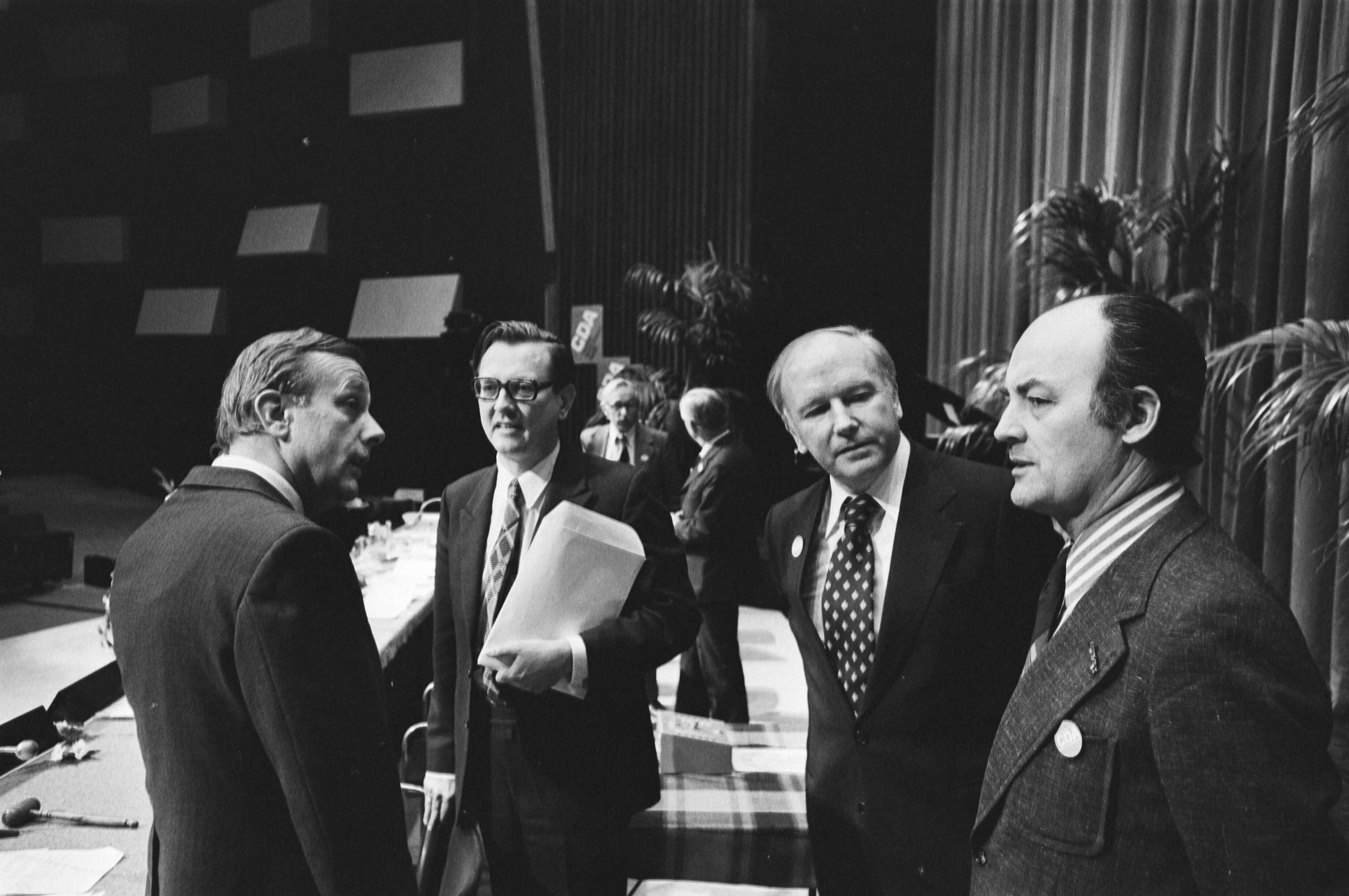 Fotocollectie Anefo — CDA-congres in Den Haag (1e dag); Piet Steenkamp (voorzitter CDA) met bestuur — Foto: Verhoeff, Bert / Anefo. Licentie: Set B: Rechtenvrij / Publiek Domein. Bron: Nationaal Archief. http://hdl.handle.net/10648/ac91b518-d0b4-102d-bcf8-003048976d84