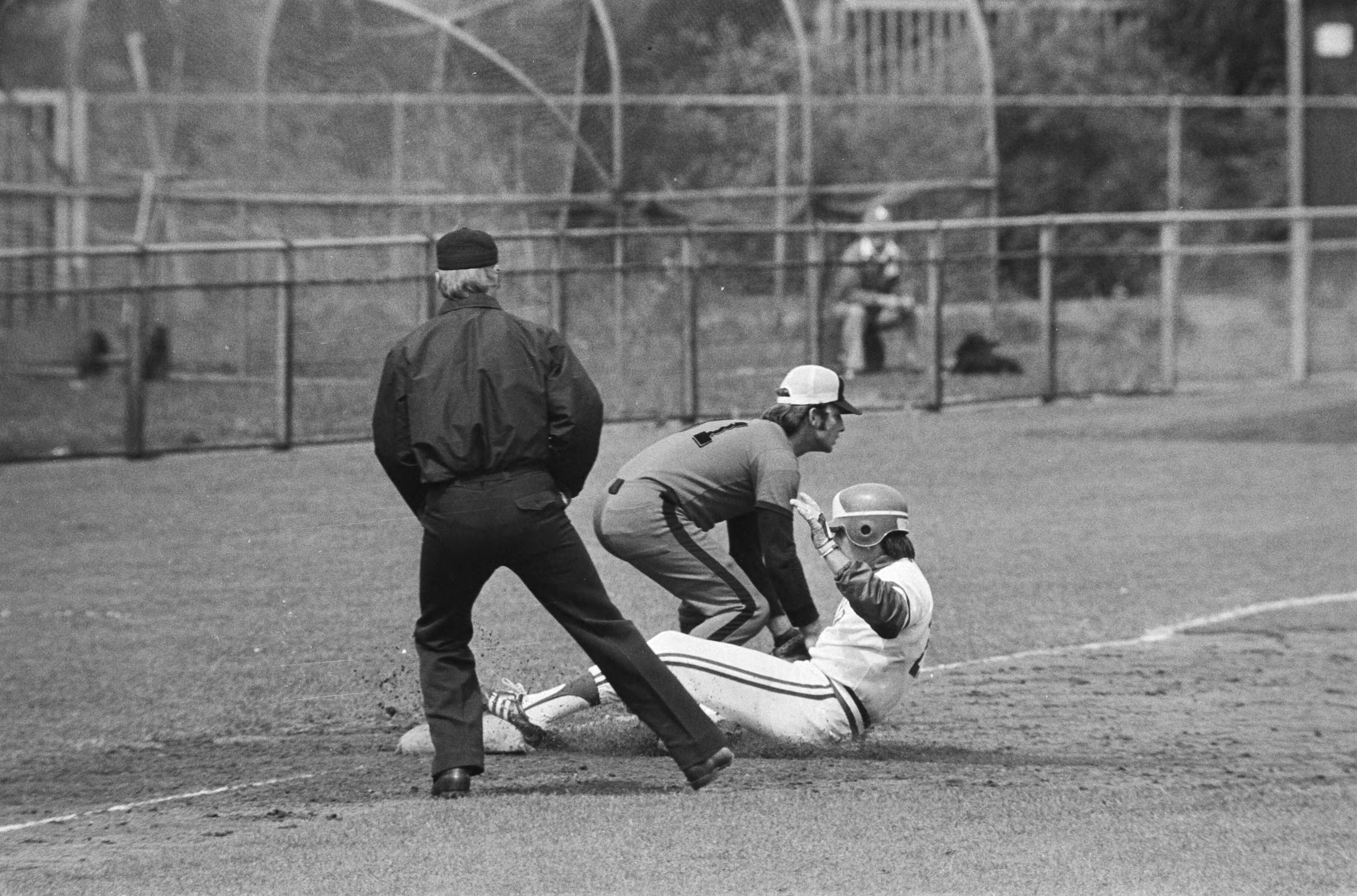 Fotocollectie Anefo — EK honkbal in Haarlem Belgie tegen Italie; Alieri (Italie bereikt 3e honk, Hemmerichs (Belgie) is te laat — Foto: Suyk, Koen / Anefo. Licentie: Set B: Rechtenvrij / Publiek Domein. Bron: Nationaal Archief. http://hdl.handle.net/10648/aca01694-d0b4-102d-bcf8-003048976d84