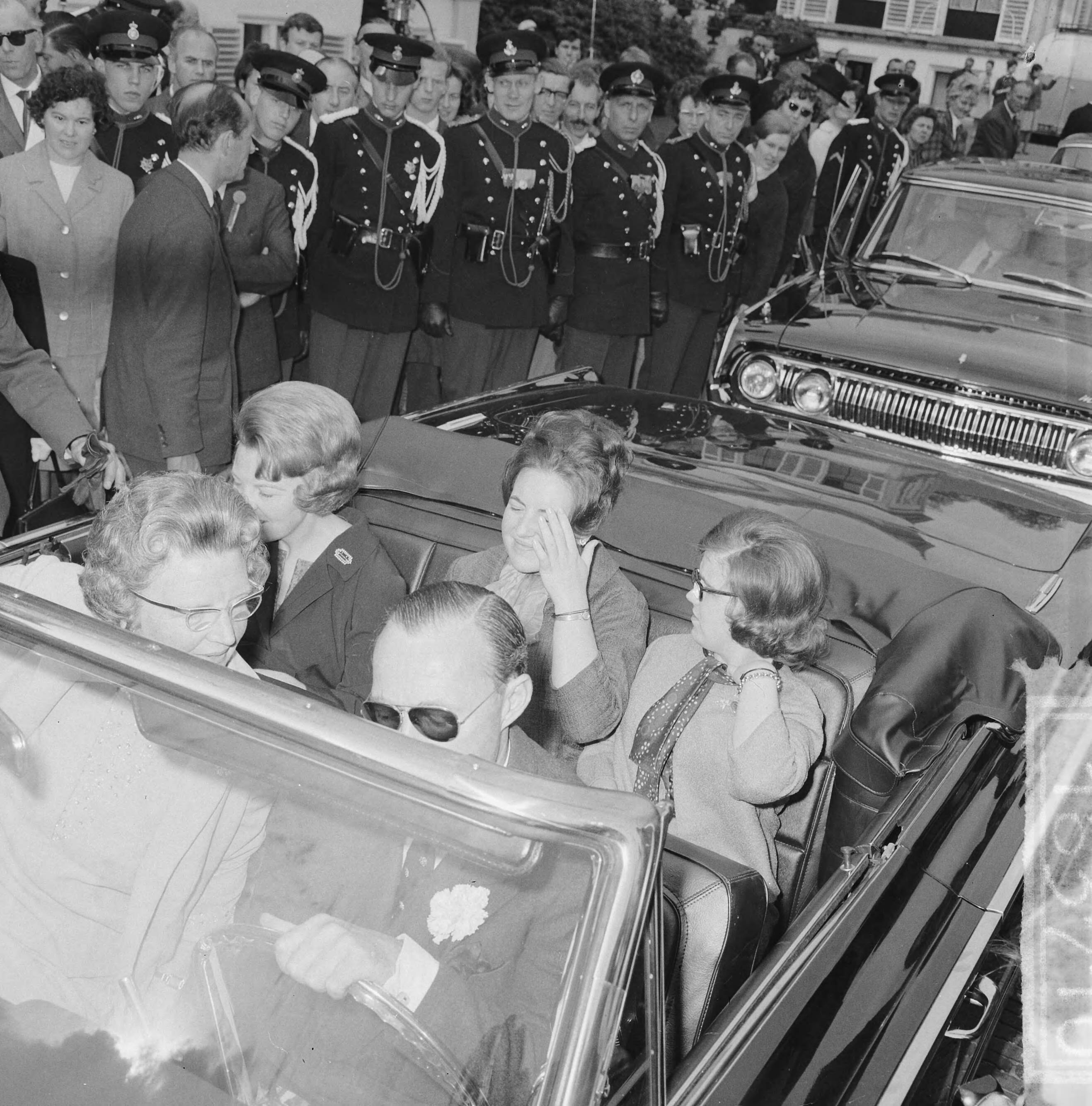 Koninginnedag 1964 — Defilé Soestdijk, tijdens autorit door paleistuin — Foto: Koch, Eric / Anefo. Licentie: Set B: Rechtenvrij / Publiek Domein. Bron: Nationaal Archief. http://hdl.handle.net/10648/aa66c5b2-d0b4-102d-bcf8-003048976d84