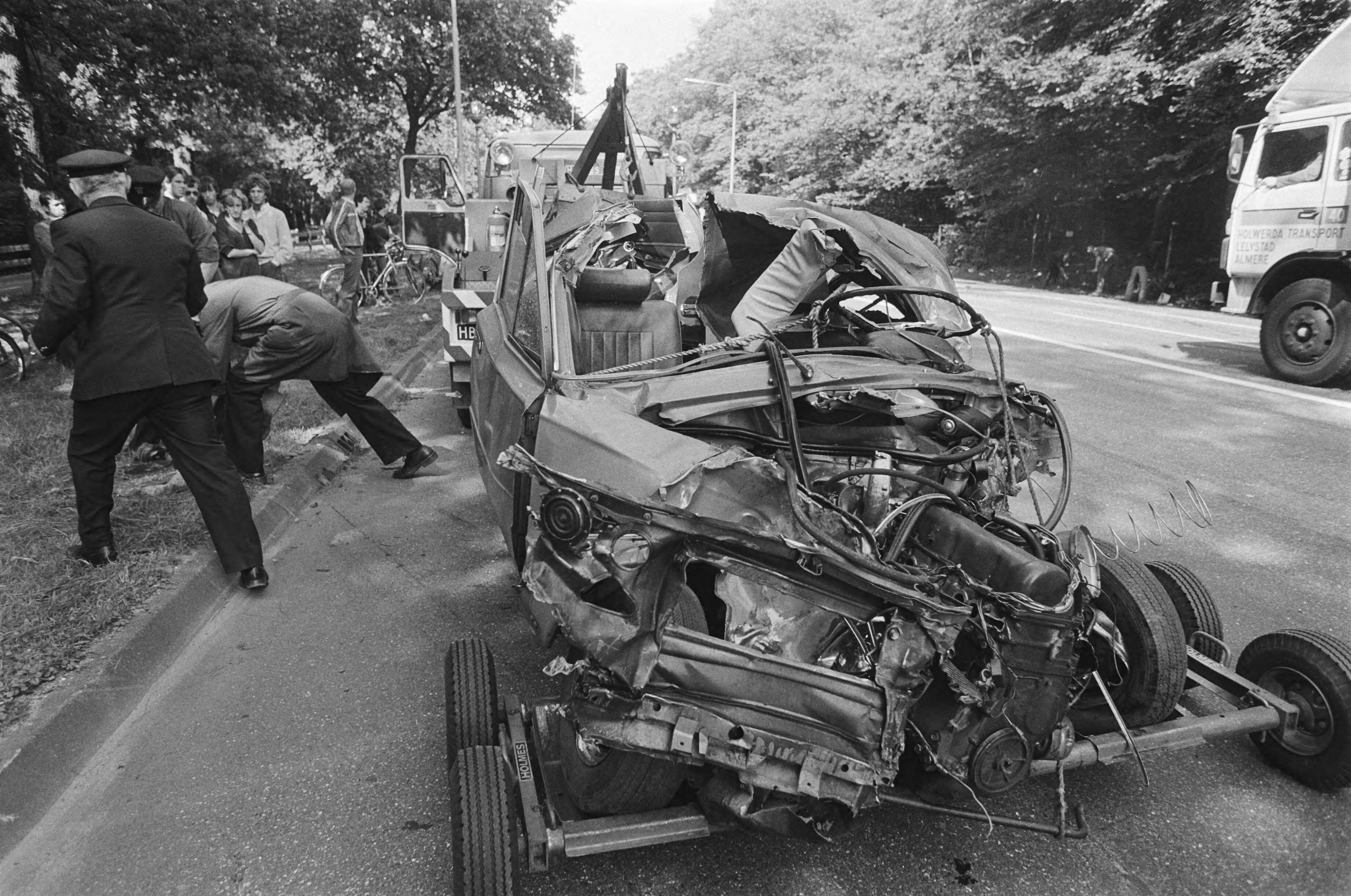 Fotocollectie Anefo — Auto in elkaar gereden tijdens ongeluk op Rijksstraatweg nabij Wassenaar — Foto: Dijk, Hans van / Anefo. Licentie: Set B: Rechtenvrij / Publiek Domein. Bron: Nationaal Archief. http://hdl.handle.net/10648/acfdbace-d0b4-102d-bcf8-003048976d84