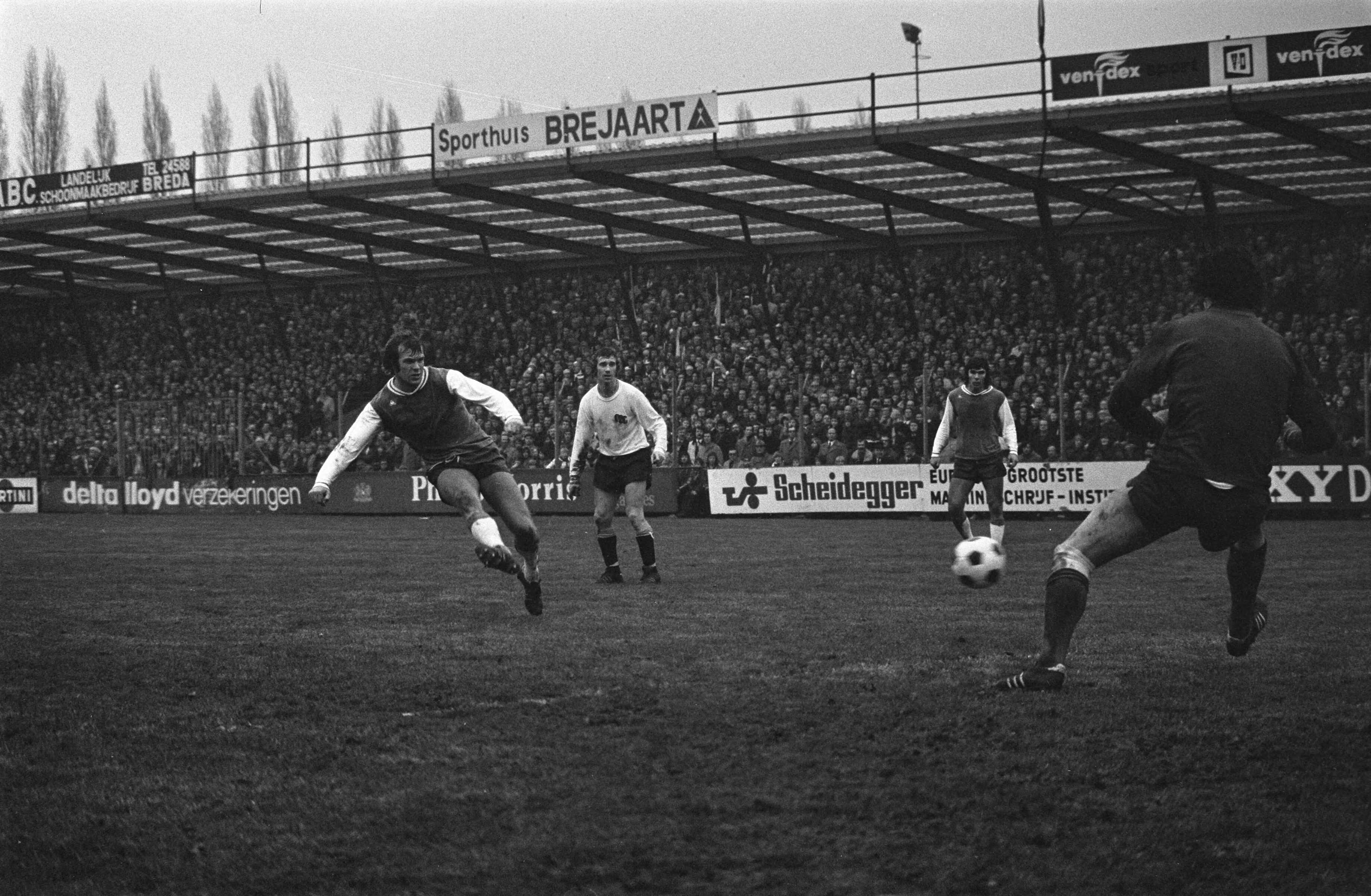 Fotocollectie Anefo — NAC tegen Feyenoord 1-5, Theo de Jong scoort derde doelpunt, rechts keeper De Jong (NAC) — Foto: Mieremet, Rob / Anefo. Licentie: Set B: Rechtenvrij / Publiek Domein. Bron: Nationaal Archief. http://hdl.handle.net/10648/ac5c8bfe-d0b4-102d-bcf8-003048976d84
