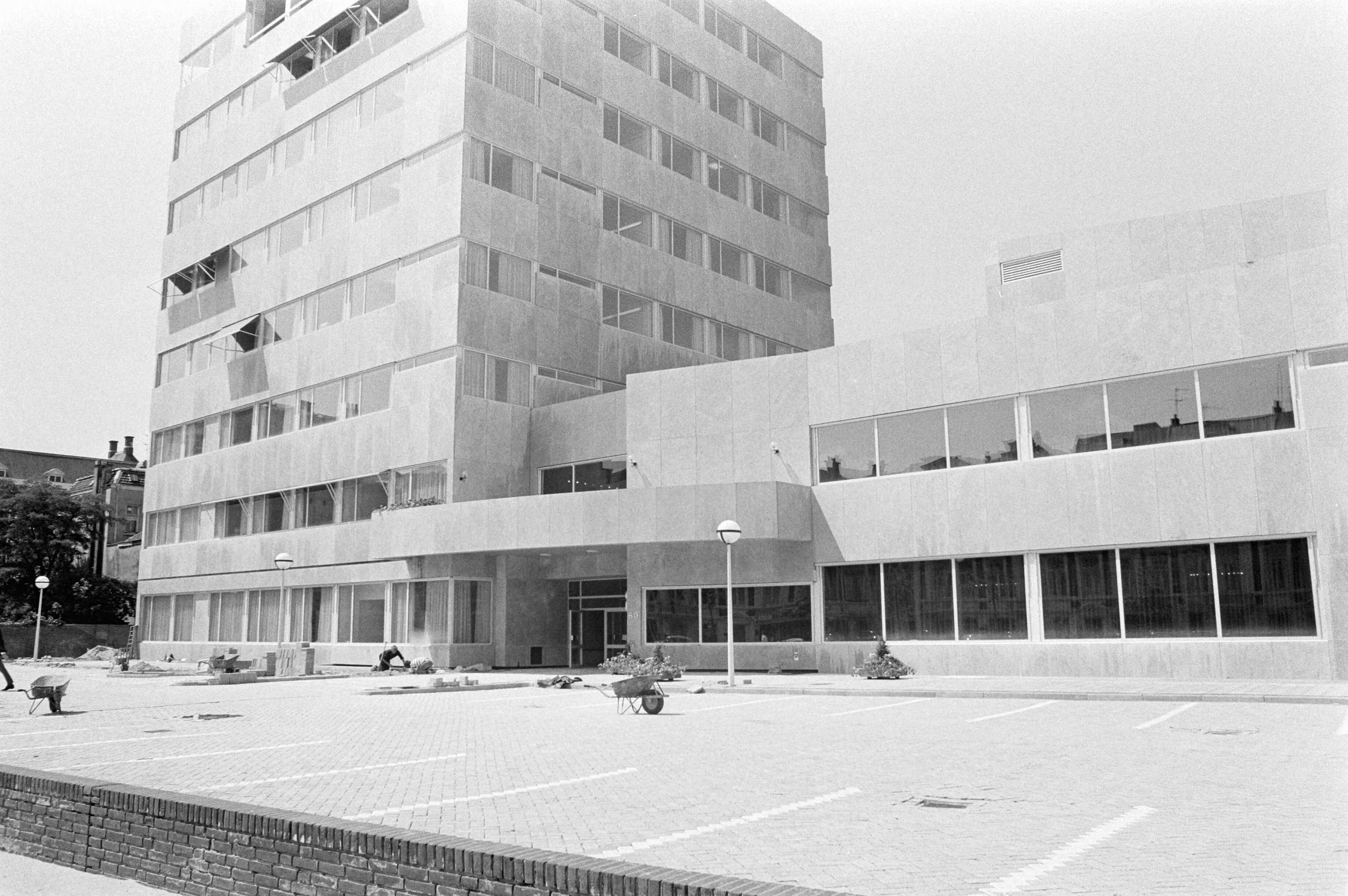 Fotocollectie Anefo — Nieuw SER-gebouw aan Bezuidenhoutseweg 60, Den Haag , exterieur — Foto: Mieremet, Rob / Anefo. Licentie: Set B: Rechtenvrij / Publiek Domein. Bron: Nationaal Archief. http://hdl.handle.net/10648/abc4db7e-d0b4-102d-bcf8-003048976d84