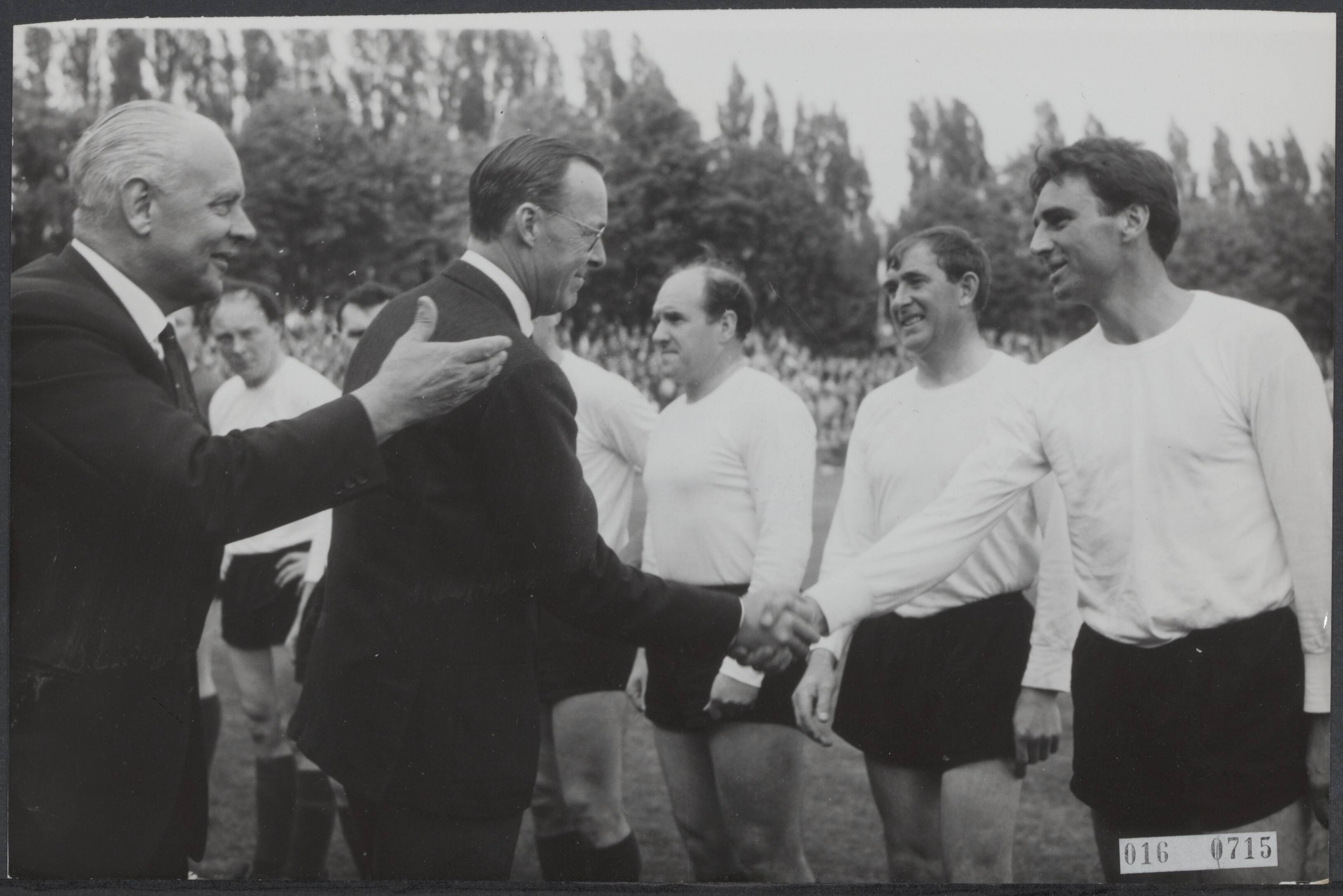 Fotocollectie Elsevier Binnenland — Op het NAC-terrein te Breda is een voetbalwedstrijd gespeeld tussen oud-internationals van Engelend en Nederalnd ten bate van de Bond van Nederlands Militaire Oorlogsslachtoffers. Engeland won met 6-2. Dr. Hans Tetzner (voorzitter KNVB) stelt de spelers aan prins Bernhard voor. Geheel rechts Pat Saward (Aston Villa) — Foto: Bilsen, Joop van / Anefo. Licentie: Set B: Rechtenvrij / Publiek Domein. Bron: Nationaal Archief. http://hdl.handle.net/10648/adba36e0-d0b4-102d-bcf8-003048976d84