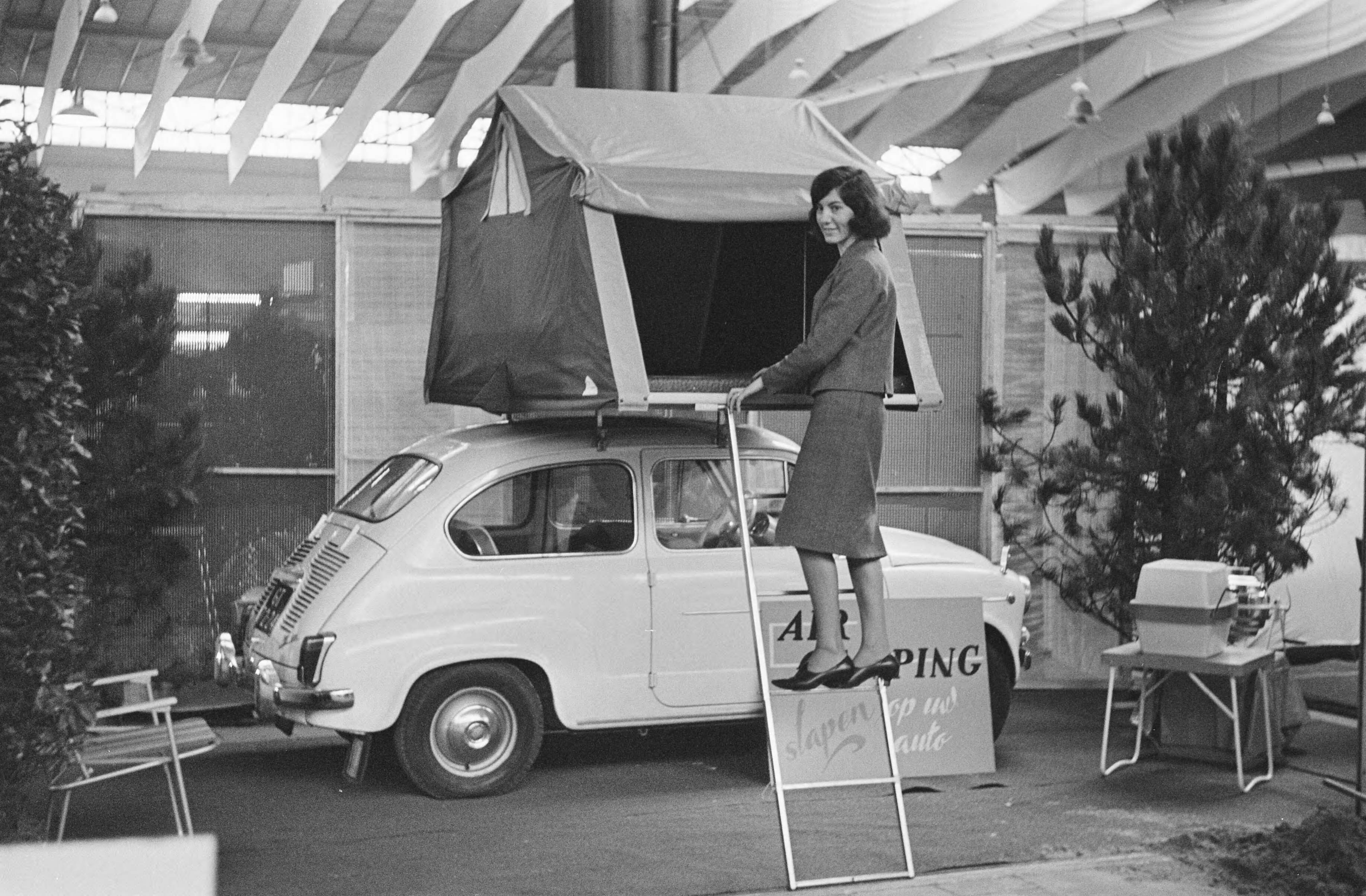 Fotocollectie Anefo — Kamp Houtrust in Den Haag. Bed op het dak van uw auto — Foto: Koch, Eric / Anefo. Licentie: Set B: Rechtenvrij / Publiek Domein. Bron: Nationaal Archief. http://hdl.handle.net/10648/aa62b9ae-d0b4-102d-bcf8-003048976d84