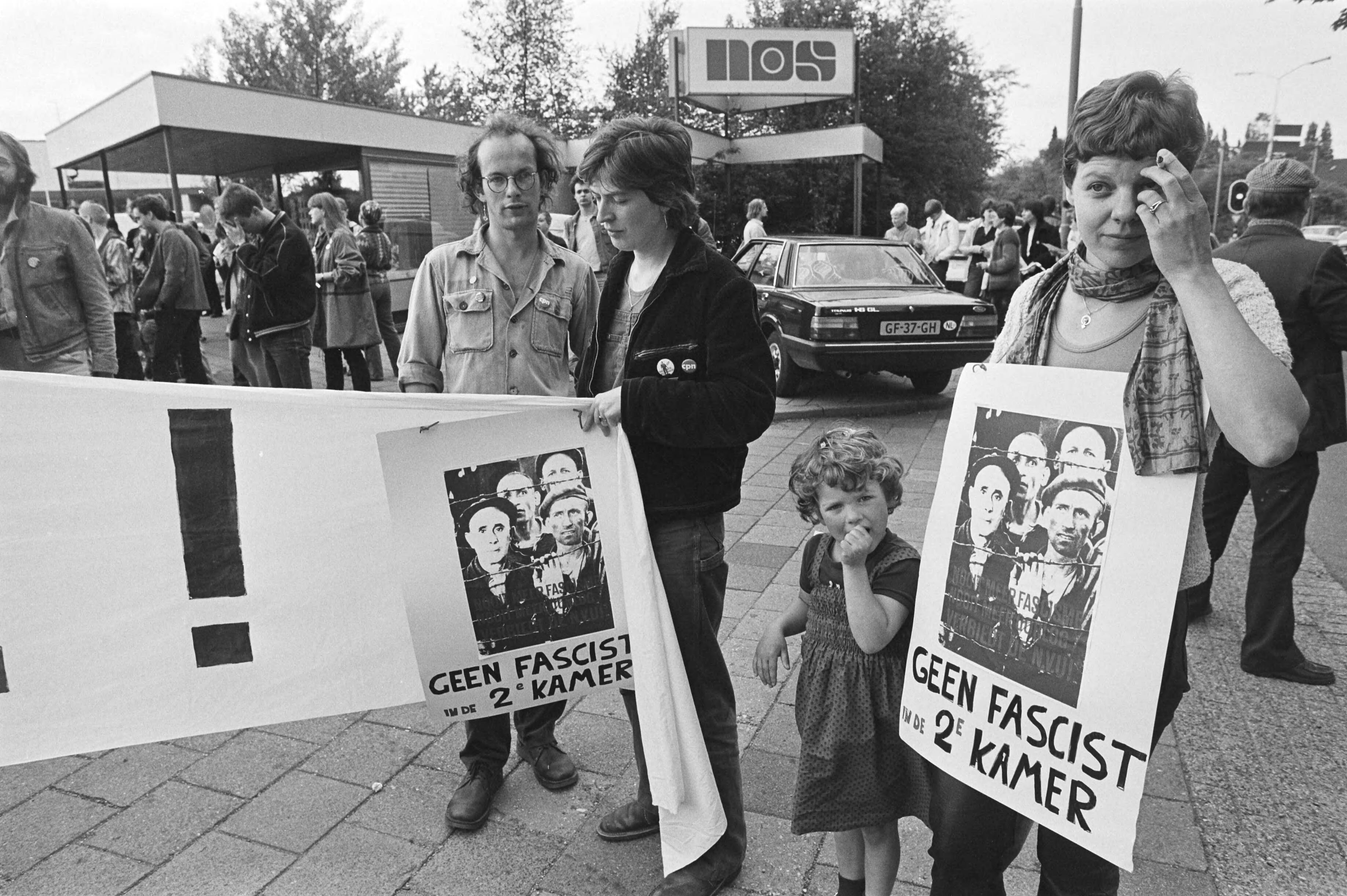 Fotocollectie Anefo — Demonstratie voor NOS-omroepkwartier in Hilversum tegen zendtijd Ned. Volksunie en Centrumpartij, — Foto: Dijk, Hans van / Anefo. Licentie: Set B: Rechtenvrij / Publiek Domein. Bron: Nationaal Archief. http://hdl.handle.net/10648/acfbdec0-d0b4-102d-bcf8-003048976d84