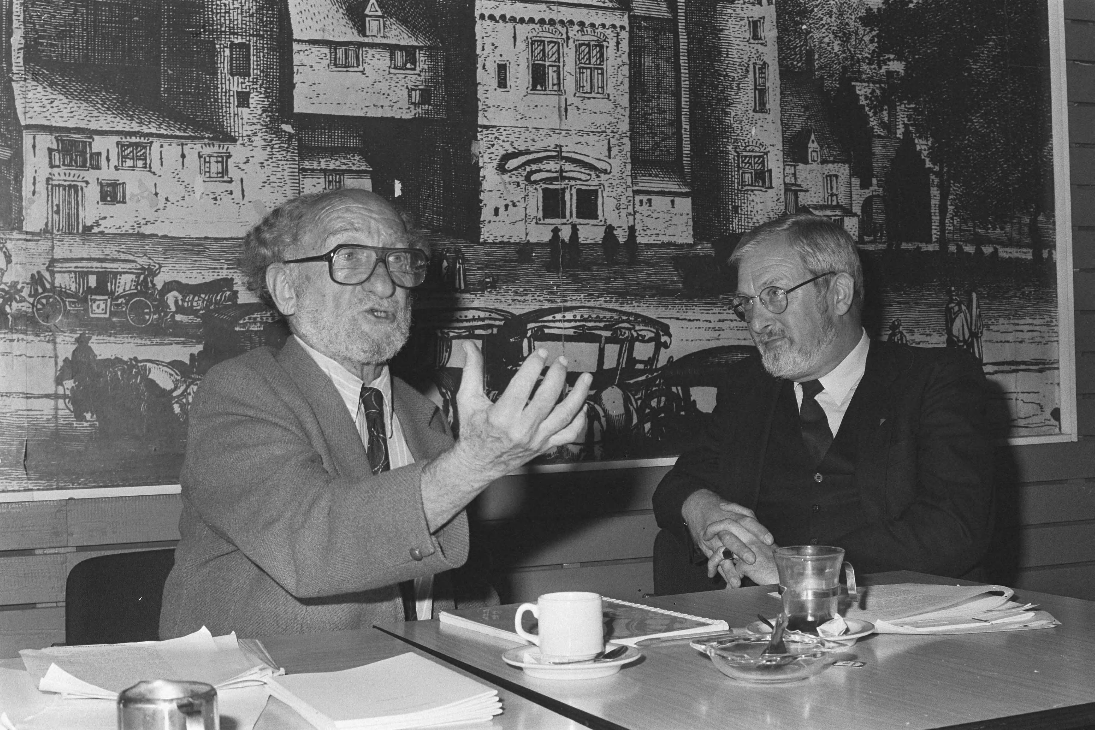Fotocollectie Anefo — Persconferentie enkele schrijvers van "Apartheid Made in Europe" in Den Haag ; dr. Leslie Rubin (l) en Karel Roskam — Foto: Bogaerts, Rob / Anefo. Licentie: Set B: Rechtenvrij / Publiek Domein. Bron: Nationaal Archief. http://hdl.handle.net/10648/ad59817e-d0b4-102d-bcf8-003048976d84