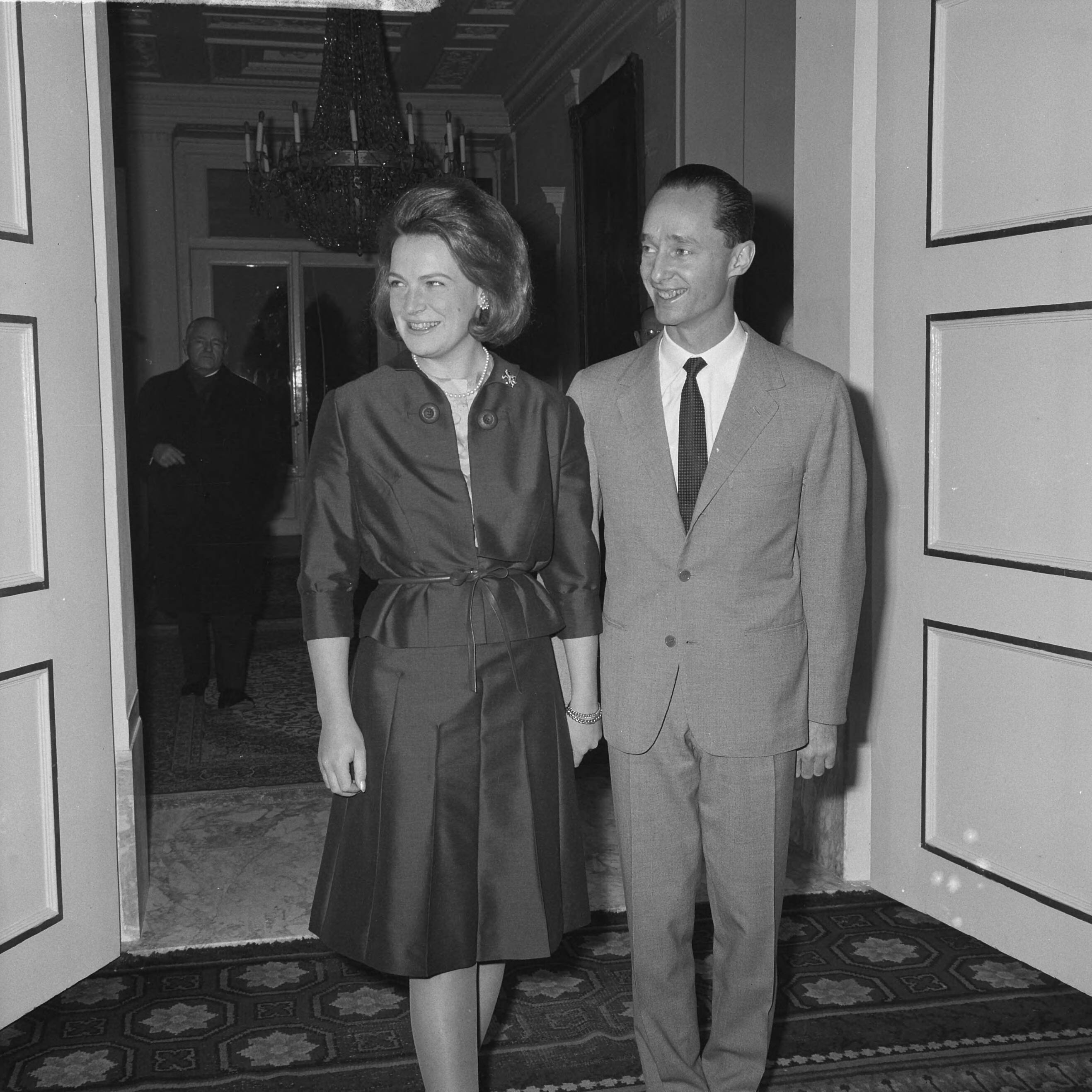 Verloving prinses Irene en prins Carel Hugo van Bourbon Parma — Prinses Irene en prins Carel Hugo de Bourbon-Parma poseren in het Paleis op Soestdijk — Foto: Pot, Harry / Anefo. Licentie: Set B: Rechtenvrij / Publiek Domein. Bron: Nationaal Archief. http://hdl.handle.net/10648/aa5942ca-d0b4-102d-bcf8-003048976d84