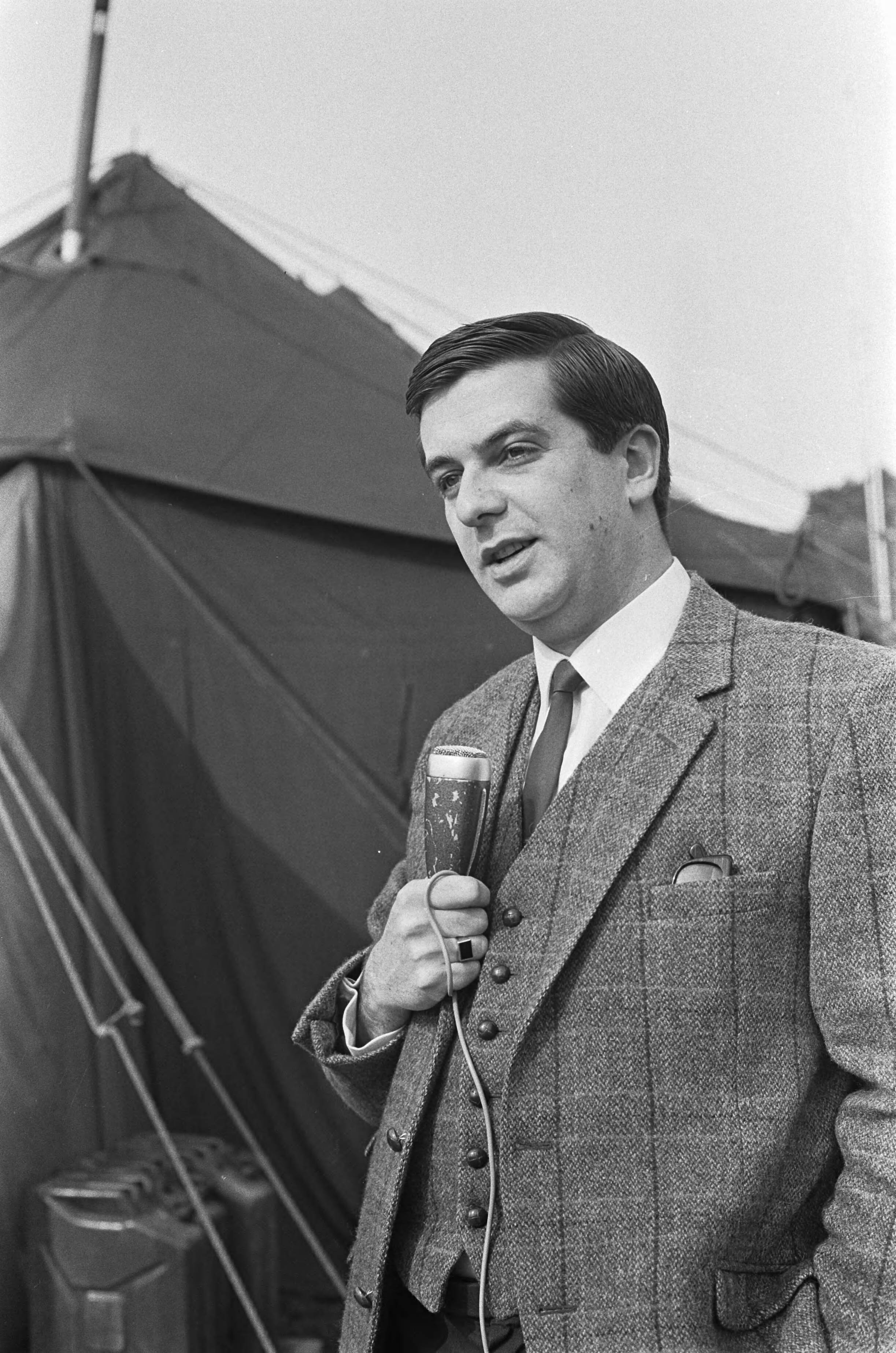 Fotocollectie Anefo — Drakenstein, omroeper Bert de Winter (NRU) — Foto: Nijs, Jac. de / Anefo. Licentie: Set B: Rechtenvrij / Publiek Domein. Bron: Nationaal Archief. http://hdl.handle.net/10648/ab155488-d0b4-102d-bcf8-003048976d84