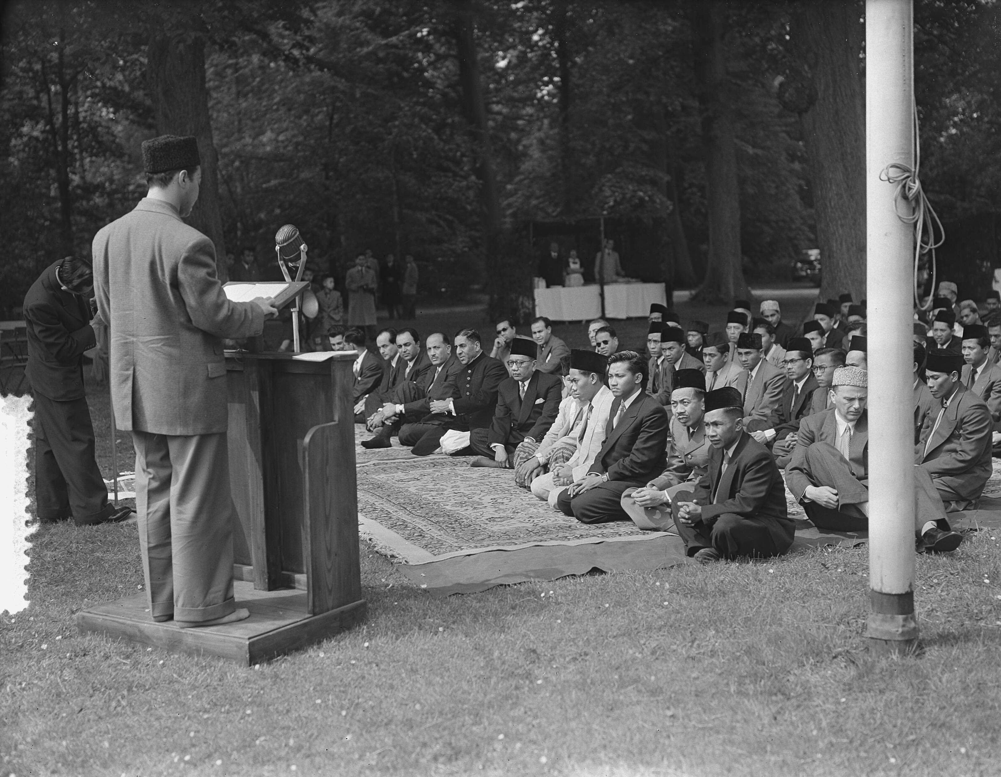 Fotocollectie Anefo — Viering van islamitisch feest Lebaran in de ambtswoning van de Hoge Commissaris van Indonesië, dr. Sutanto Tirtoprojo, te Wassenaar — Foto: Bilsen, Joop van / Anefo. Licentie: Set B: Rechtenvrij / Publiek Domein. Bron: Nationaal Archief. http://hdl.handle.net/10648/a923260a-d0b4-102d-bcf8-003048976d84