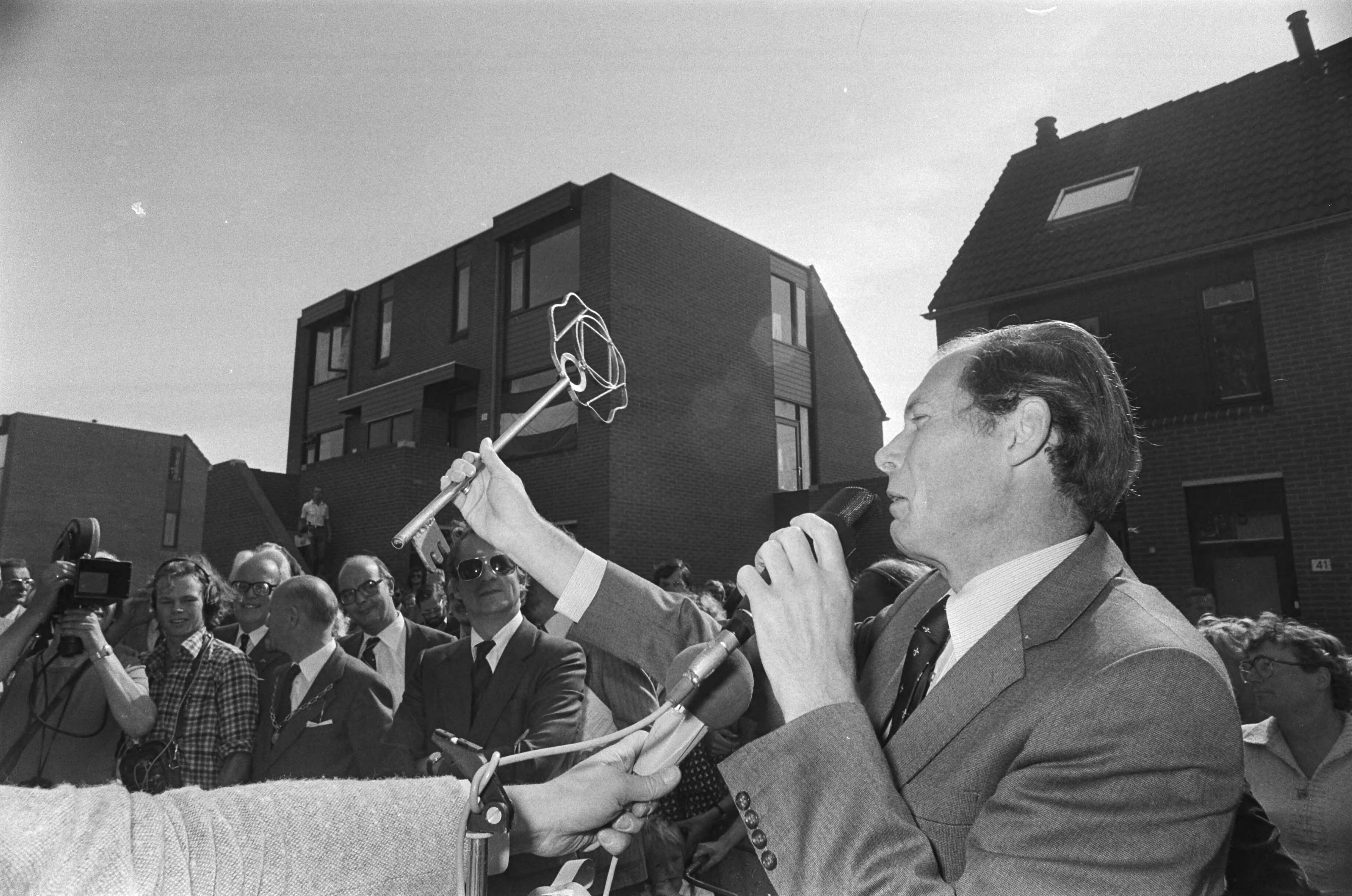 Driemiljoenste na de oorlog gebouwde woning (in het Utrechtse Nieuwegein) symbolisch overgedragen door minister Beelaerts van Blokland van Volkshuisvesting — Minister Beelaerts van Blokland met de symbolische sleutel — Foto: Suyk, Koen / Anefo. Licentie: Set B: Rechtenvrij / Publiek Domein. Bron: Nationaal Archief. http://hdl.handle.net/10648/accfff6c-d0b4-102d-bcf8-003048976d84