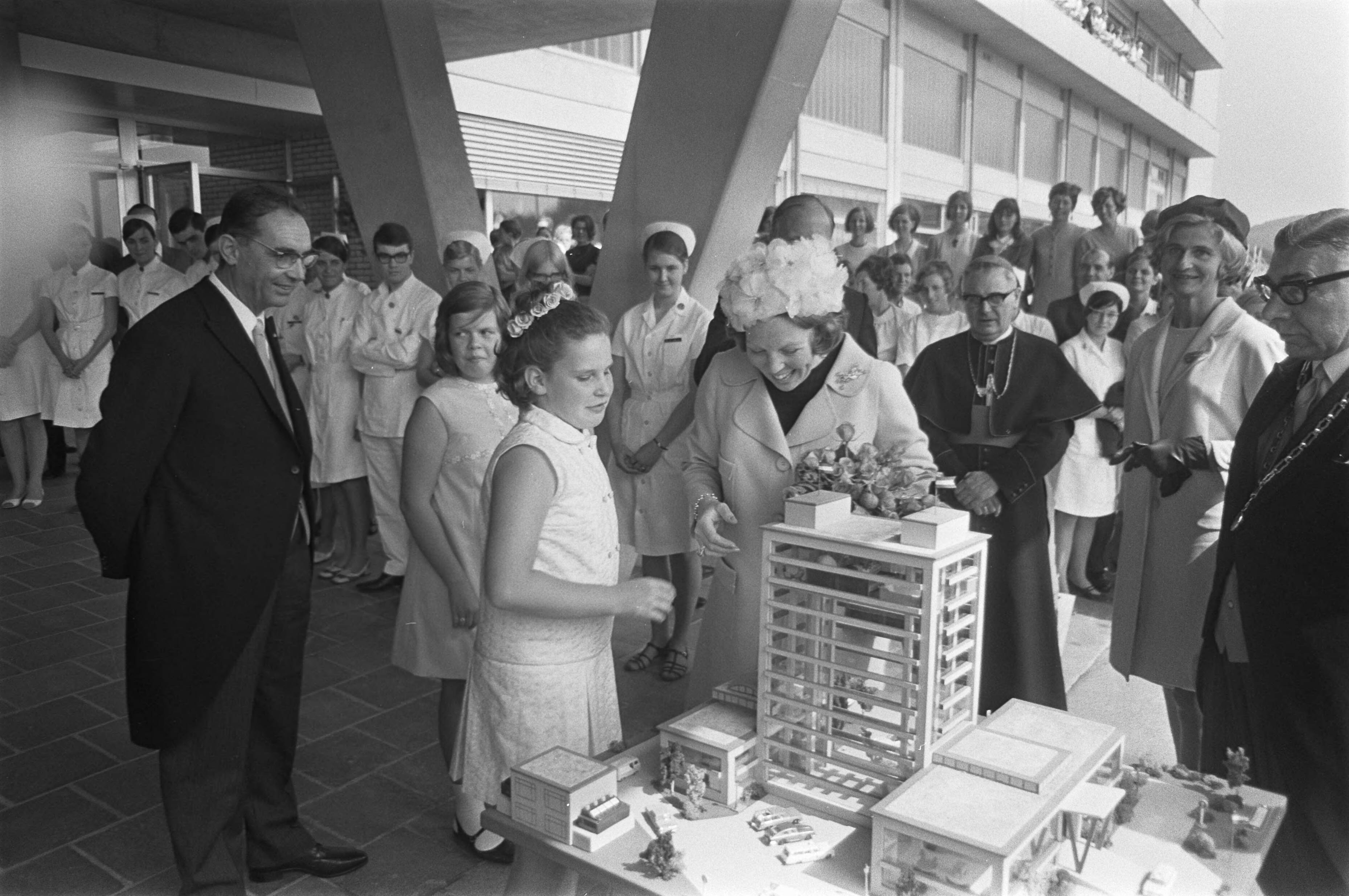 Fotocollectie Anefo — Prinses Beatrix opende ziekenhuis te Heerlen. Prinses Beatrix bij miniatuur ziekenhuis, rechts burgemeester F. W. Gijzels van Heerlen / — Foto: Nijs, Jac. de / Anefo. Licentie: Set B: Rechtenvrij / Publiek Domein. Bron: Nationaal Archief. http://hdl.handle.net/10648/ab43f3ec-d0b4-102d-bcf8-003048976d84