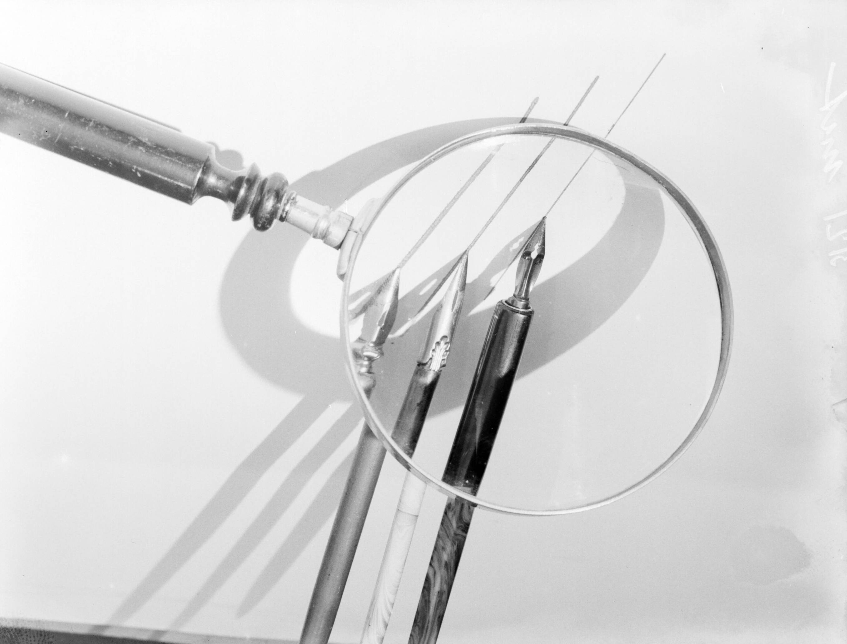 Reclamefotografie — Alpha-pennen onder een loep — Foto: Poll, Willem van de. Licentie: Set B: Rechtenvrij / Publiek Domein. Bron: Nationaal Archief. http://hdl.handle.net/10648/ae998b74-d0b4-102d-bcf8-003048976d84
