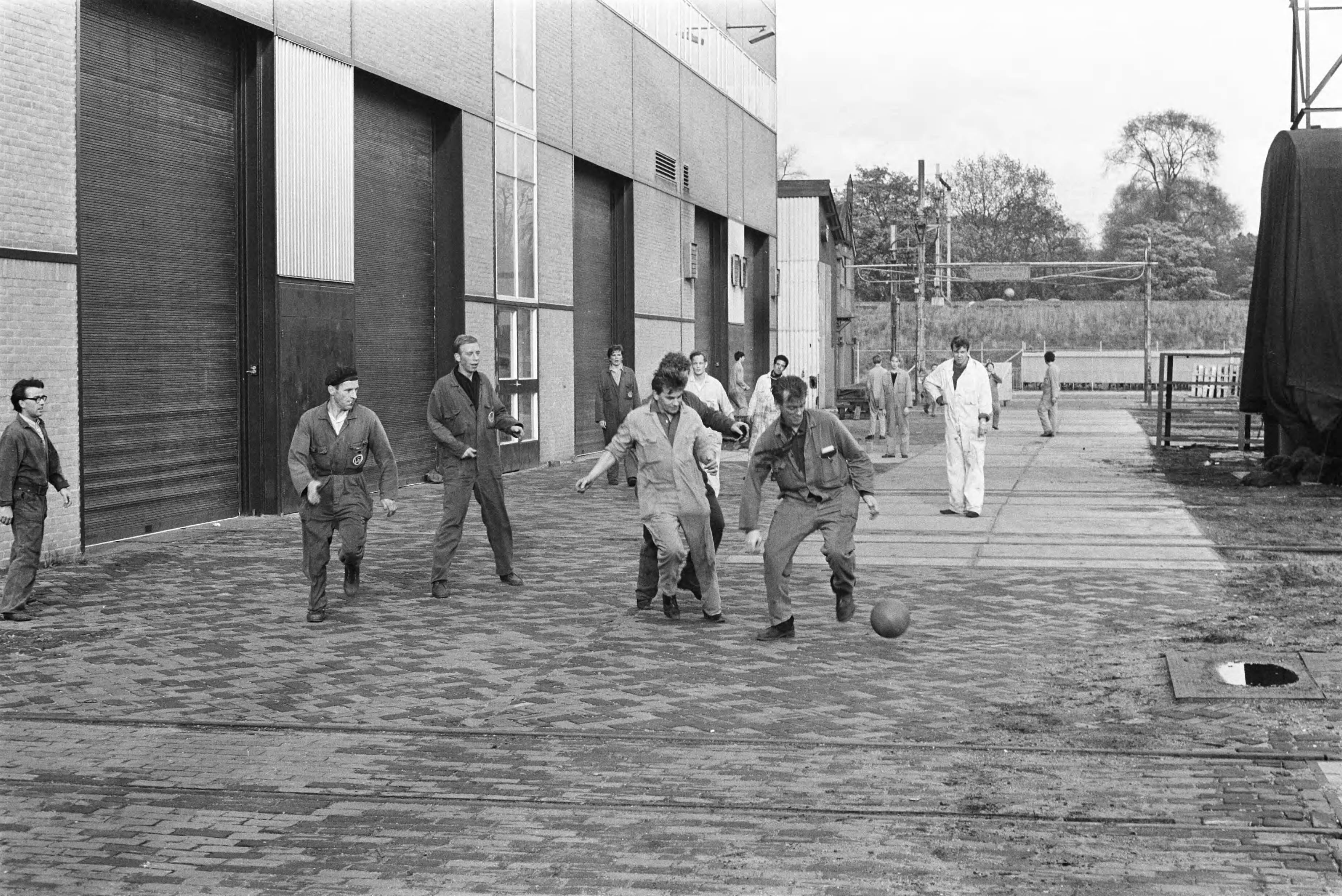 Fotocollectie Anefo — Staking bij Werkspoor Utrecht duurt voort. Arbeiders voetballen voor fabriek — Foto: Evers, Joost / Anefo. Licentie: Set B: Rechtenvrij / Publiek Domein. Bron: Nationaal Archief. http://hdl.handle.net/10648/ab814c2e-d0b4-102d-bcf8-003048976d84
