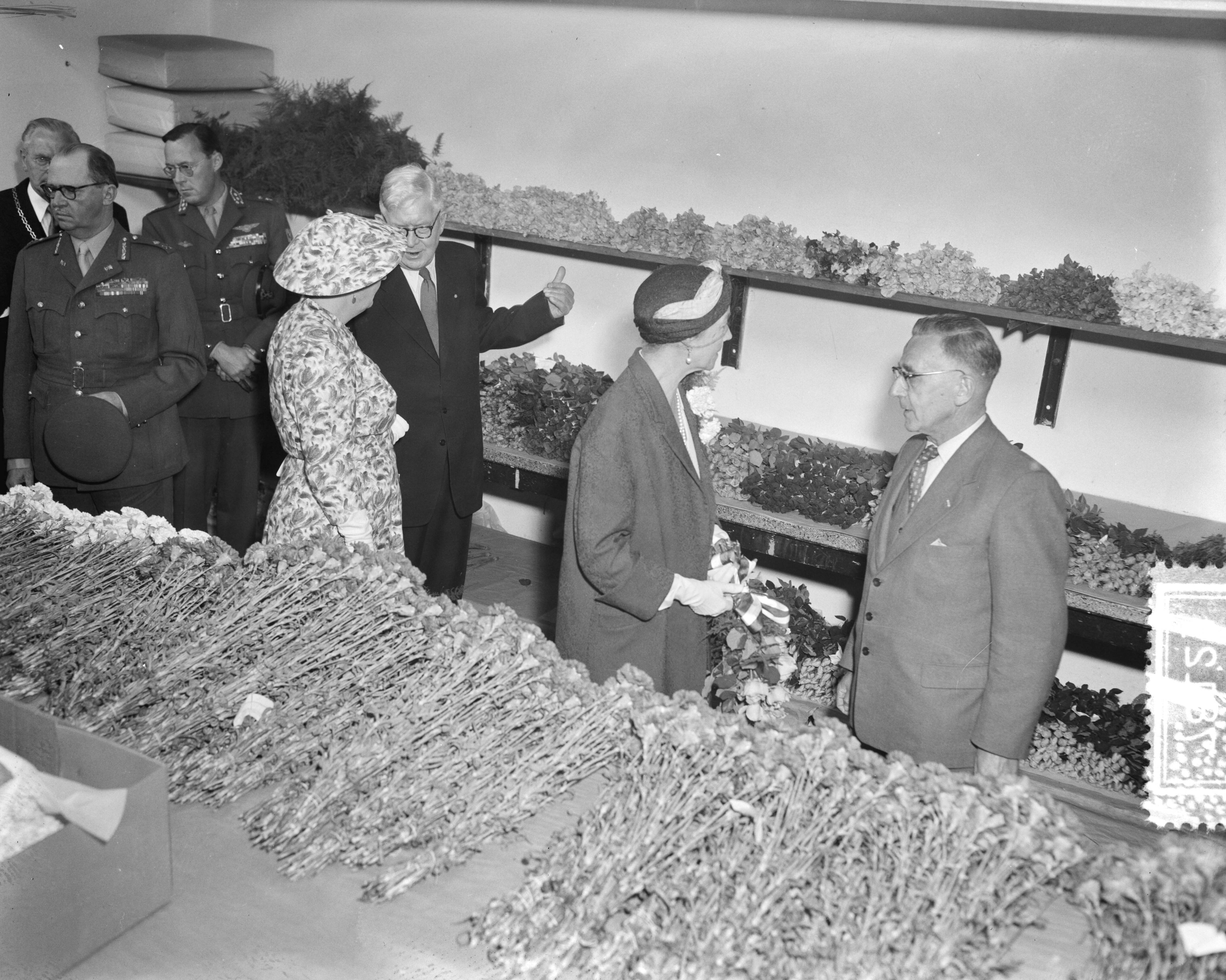 Staatsbezoek groothertogin Charlotte van Luxemburg en haar echtgenoot prins Felix — Laatste dag bezoek Luxemburgse gasten. Luxemburgs groot-hertogelijk paar bezoekt bloemenveiling te Aalsmeer — Foto: Pot, Harry / Anefo. Licentie: Set B: Rechtenvrij / Publiek Domein. Bron: Nationaal Archief. http://hdl.handle.net/10648/a94976a2-d0b4-102d-bcf8-003048976d84