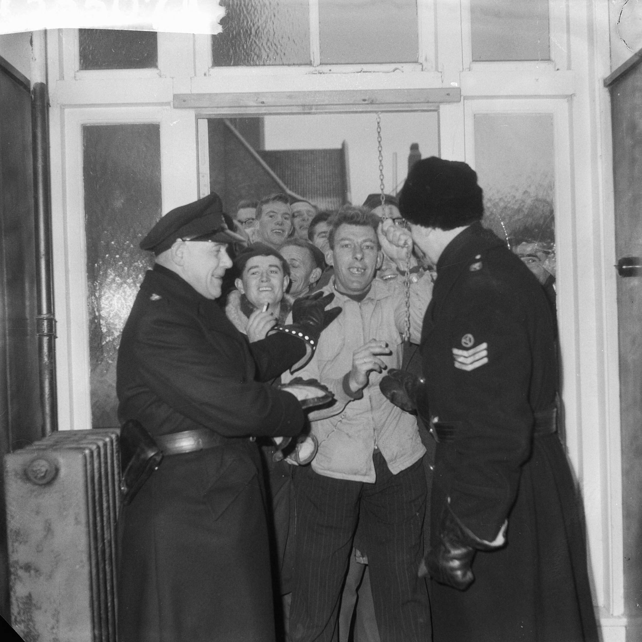 Fotocollectie Anefo — Aanmelden in Hotel De Groene Weide te Leeuwarden voor de Elfstedentocht. Politie houdt mensen tegen — Foto: Pot, Harry / Anefo. Licentie: Set B: Rechtenvrij / Publiek Domein. Bron: Nationaal Archief. http://hdl.handle.net/10648/a9f27932-d0b4-102d-bcf8-003048976d84