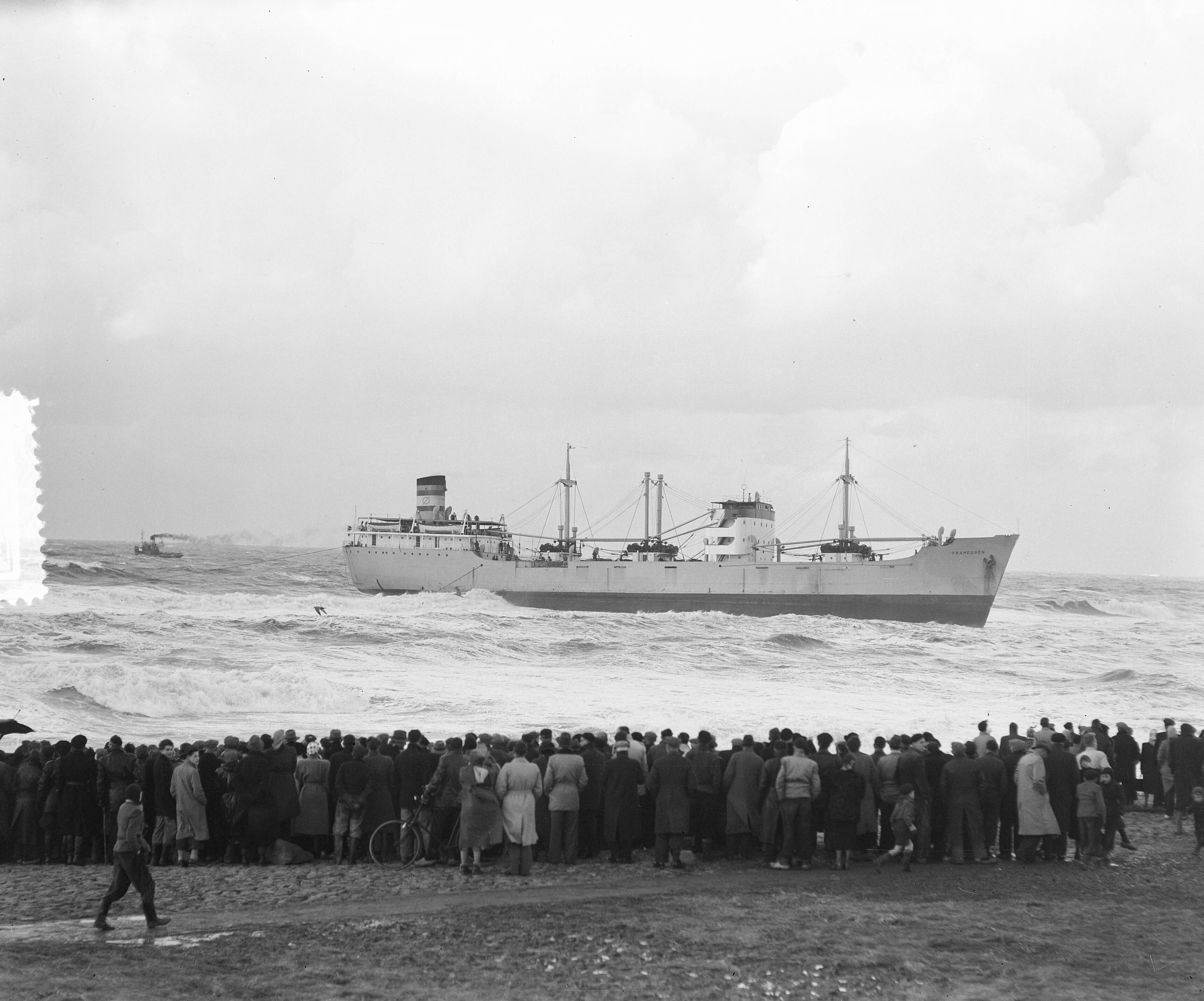 Gestrande Noorse vrachtschip ss. "Franeggen" — Gestrande Noorse vrachtschip ss. "Franeggen" los voor de Hondsbossche Zeewering — Foto: Duinen, H. van / Anefo. Licentie: Set B: Rechtenvrij / Publiek Domein. Bron: Nationaal Archief. http://hdl.handle.net/10648/a8f3f81c-d0b4-102d-bcf8-003048976d84