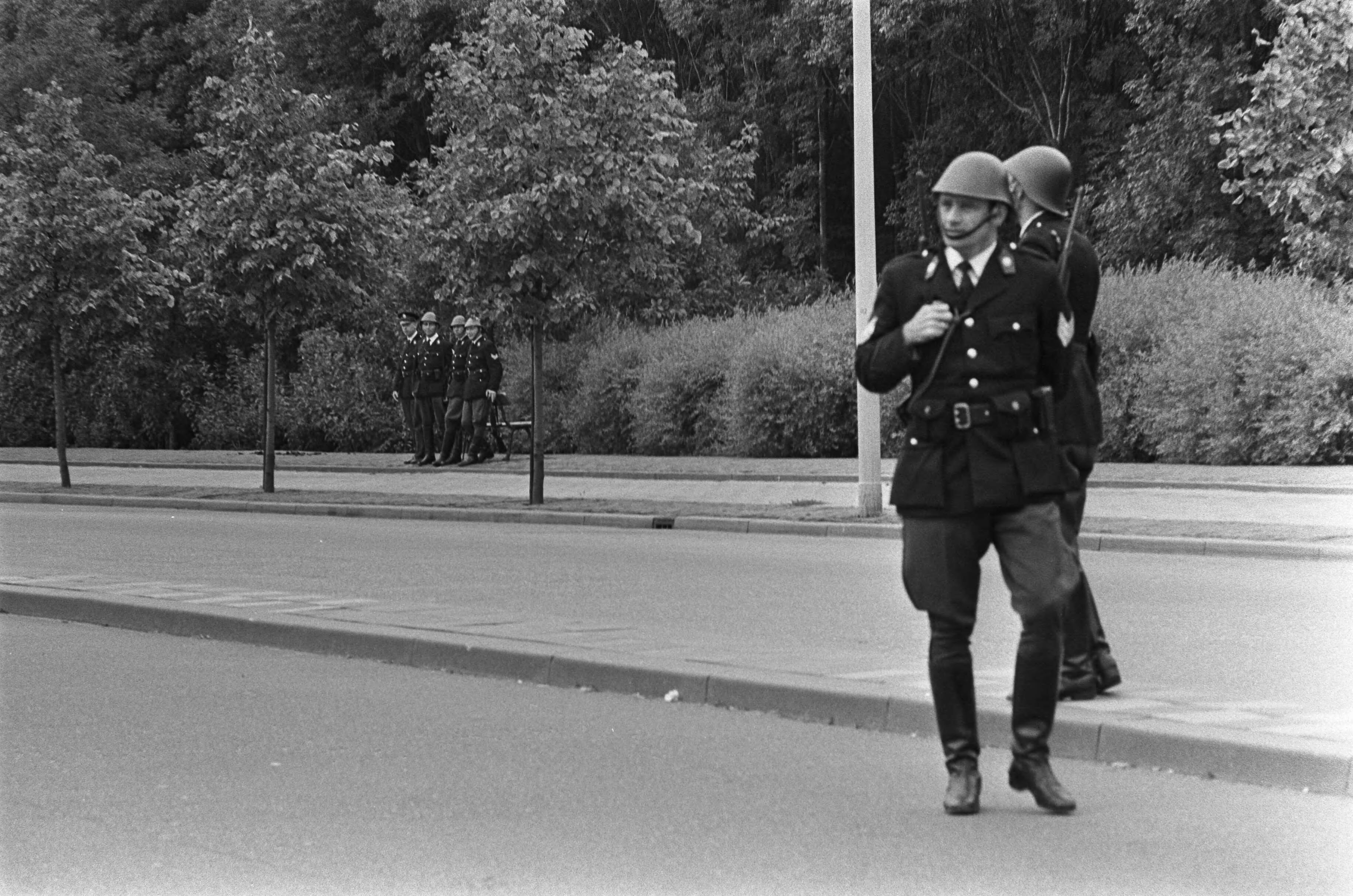 Fotocollectie Anefo — Zware bewaking bij Huis ten Bosch , Den Haag — Foto: Mieremet, Rob / Anefo. Licentie: Set B: Rechtenvrij / Publiek Domein. Bron: Nationaal Archief. http://hdl.handle.net/10648/aba1fdc0-d0b4-102d-bcf8-003048976d84