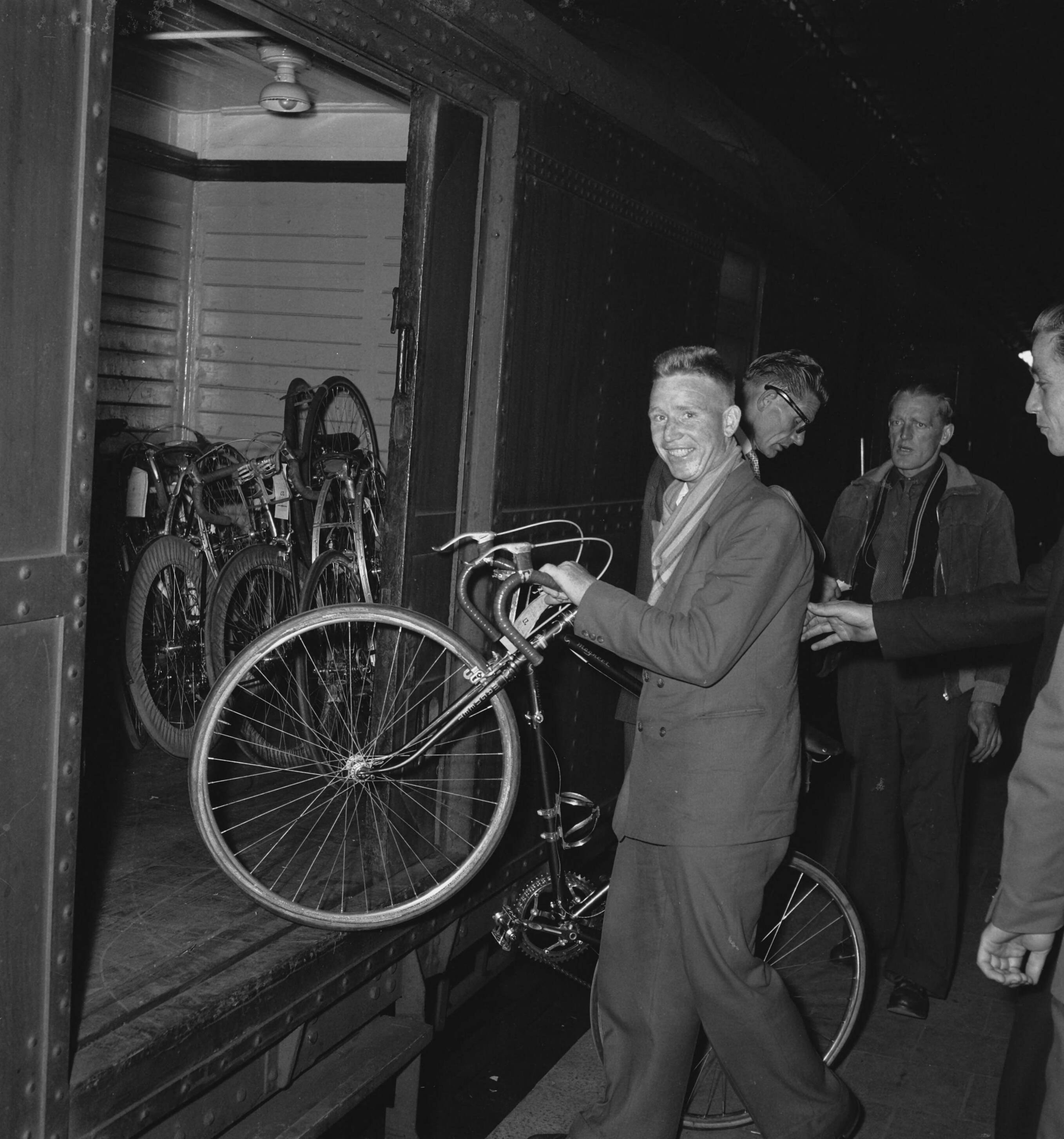 Fotocollectie Anefo — Vertrek wielrenners voor Ronde van Europa vanaf Utrecht CS. Inladen fietsen — Foto: Behrens, Herbert F. / Anefo. Licentie: Set B: Rechtenvrij / Publiek Domein. Bron: Nationaal Archief. http://hdl.handle.net/10648/a94cbf1a-d0b4-102d-bcf8-003048976d84