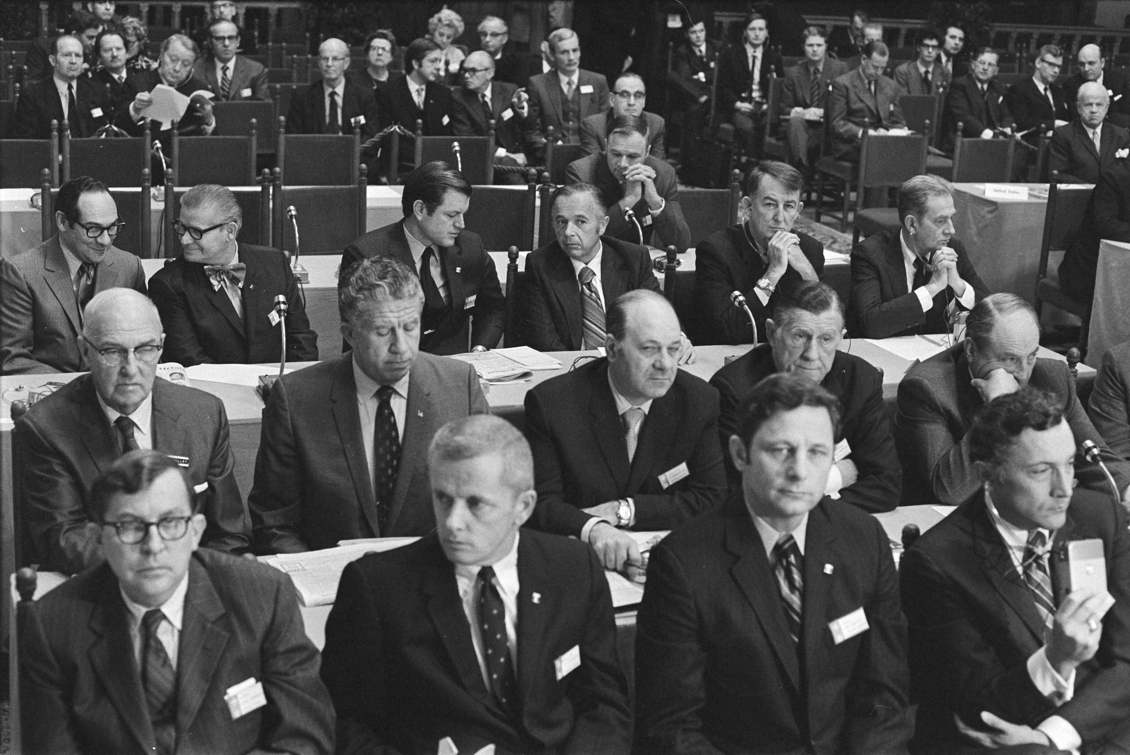 Fotocollectie Anefo — NATO Parlement bijeen in Ridderzaal, Den Haag — Foto: Koch, Eric / Anefo. Licentie: Set B: Rechtenvrij / Publiek Domein. Bron: Nationaal Archief. http://hdl.handle.net/10648/aba96ad8-d0b4-102d-bcf8-003048976d84
