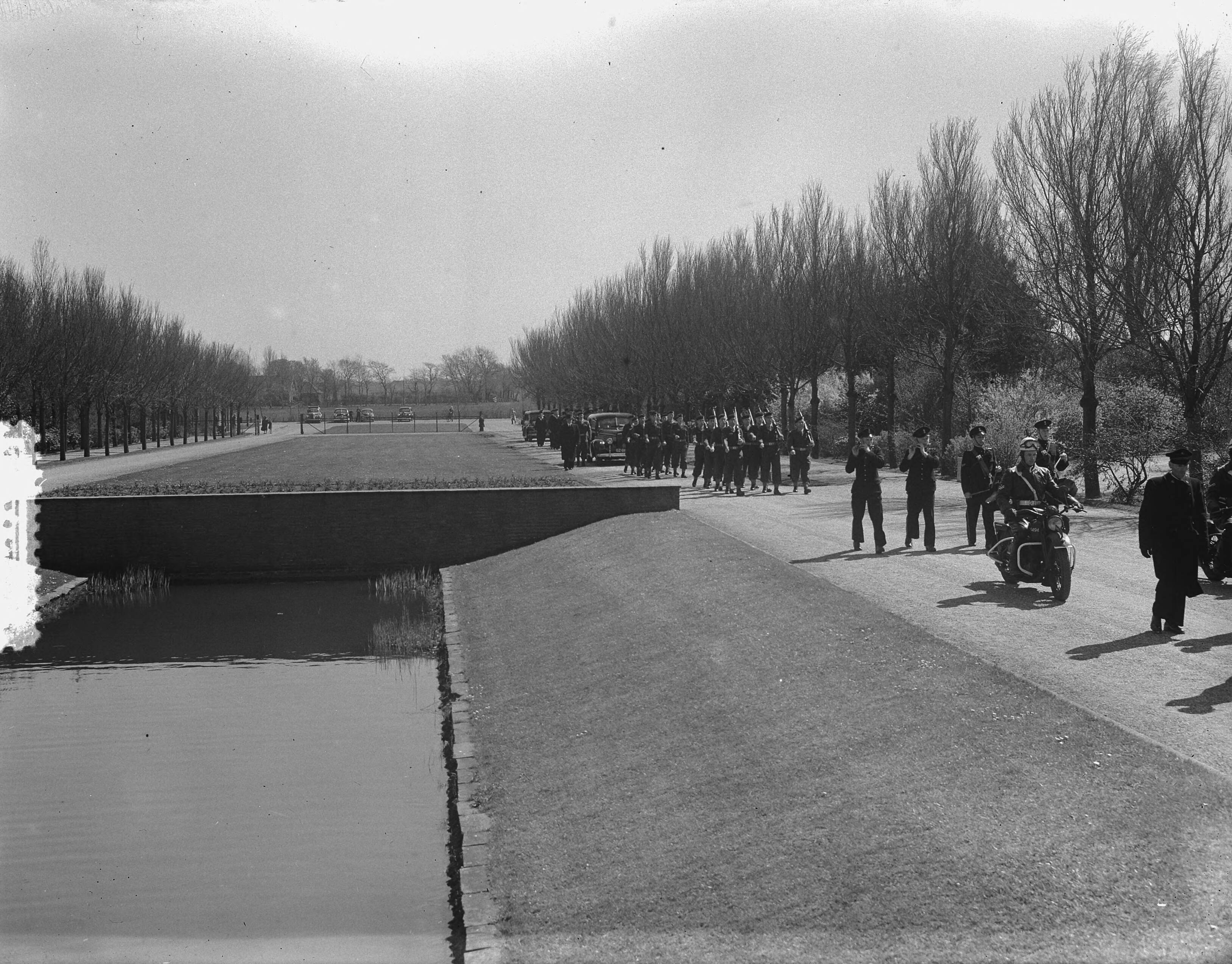 Fotocollectie Anefo — Marinebegrafenis van sergeant Wessels te Haarlem — Foto: Rossem, Wim van / Anefo. Licentie: Set B: Rechtenvrij / Publiek Domein. Bron: Nationaal Archief. http://hdl.handle.net/10648/a90aa45e-d0b4-102d-bcf8-003048976d84