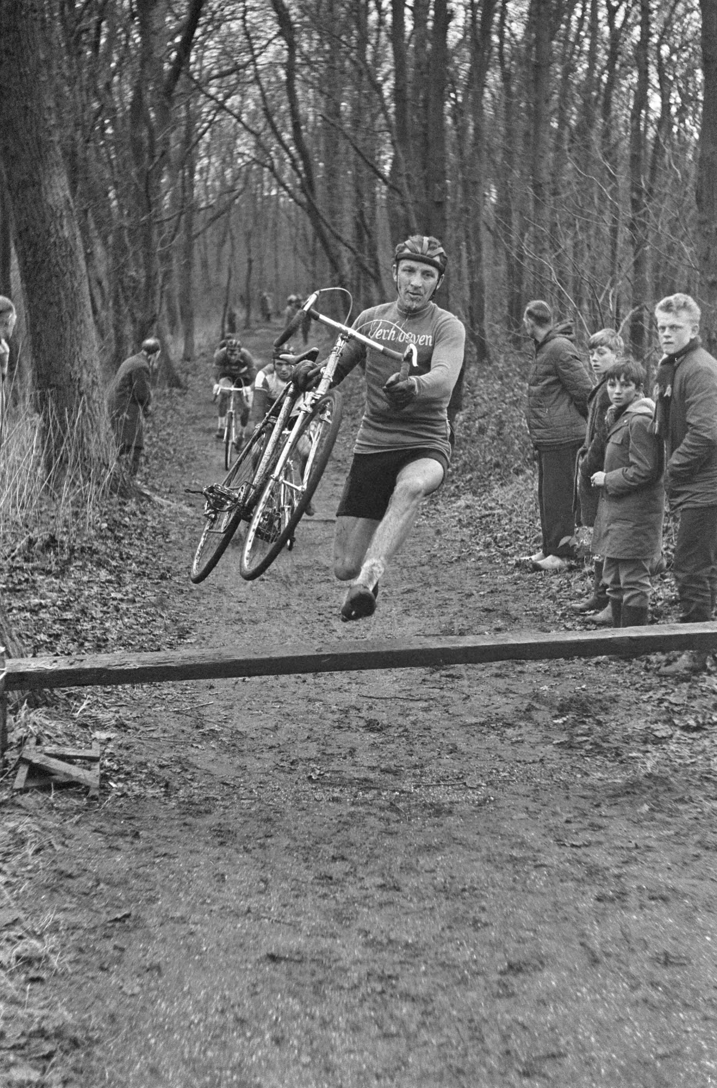 Fotocollectie Anefo — Cycle-cross "Katerkoers" in sportpark Duinhorst te Wassenaar, Manus Brinkman neemt een hindernis — Foto: Koch, Eric / Anefo. Licentie: Set B: Rechtenvrij / Publiek Domein. Bron: Nationaal Archief. http://hdl.handle.net/10648/aa8b78e4-d0b4-102d-bcf8-003048976d84