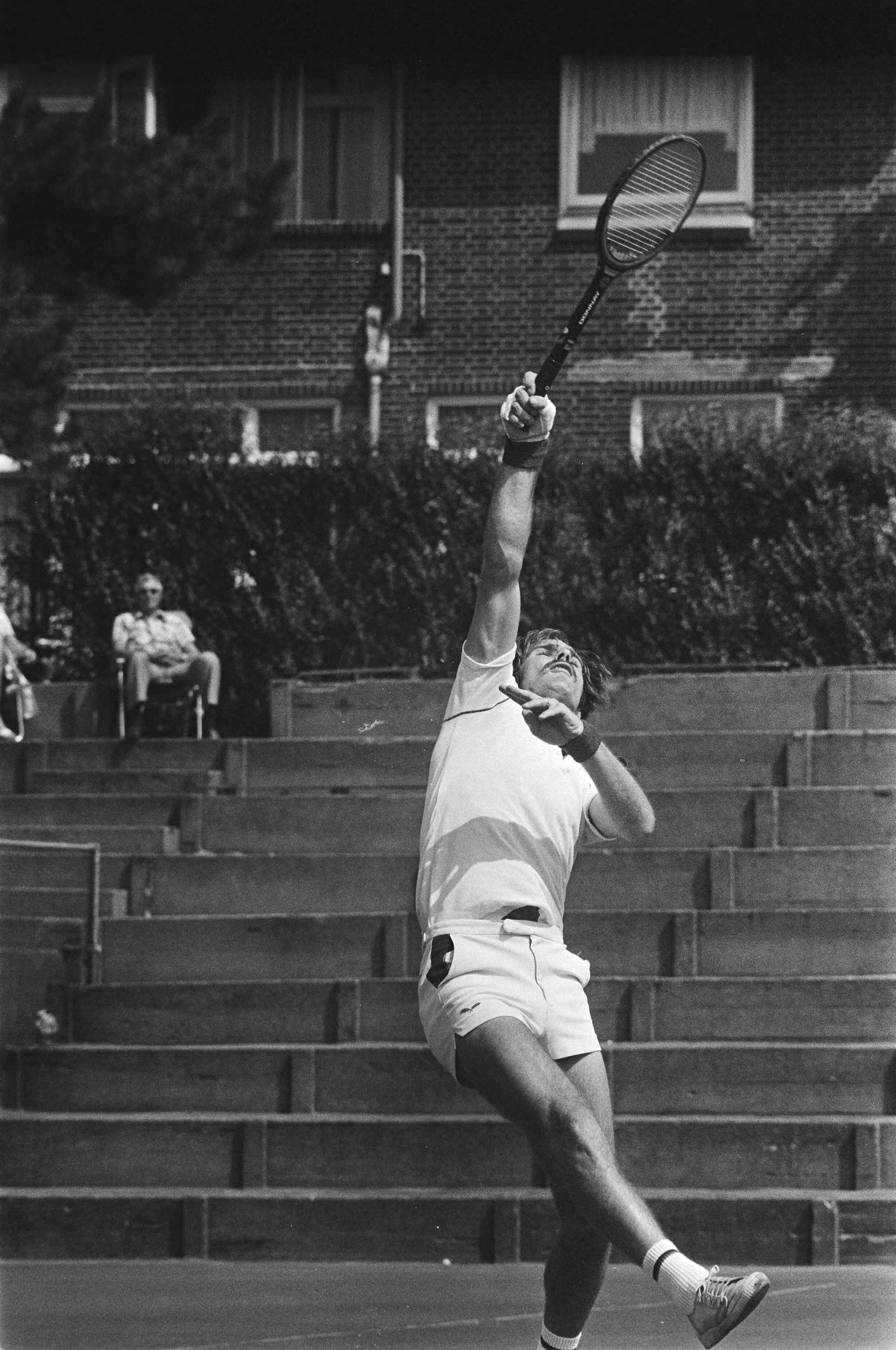Fotocollectie Anefo — Nationale tenniskampioenschappen Scheveningen ; finales Fred Hemmes in aktie — Foto: Croes, Rob C. / Anefo. Licentie: Set B: Rechtenvrij / Publiek Domein. Bron: Nationaal Archief. http://hdl.handle.net/10648/ac89c5d8-d0b4-102d-bcf8-003048976d84