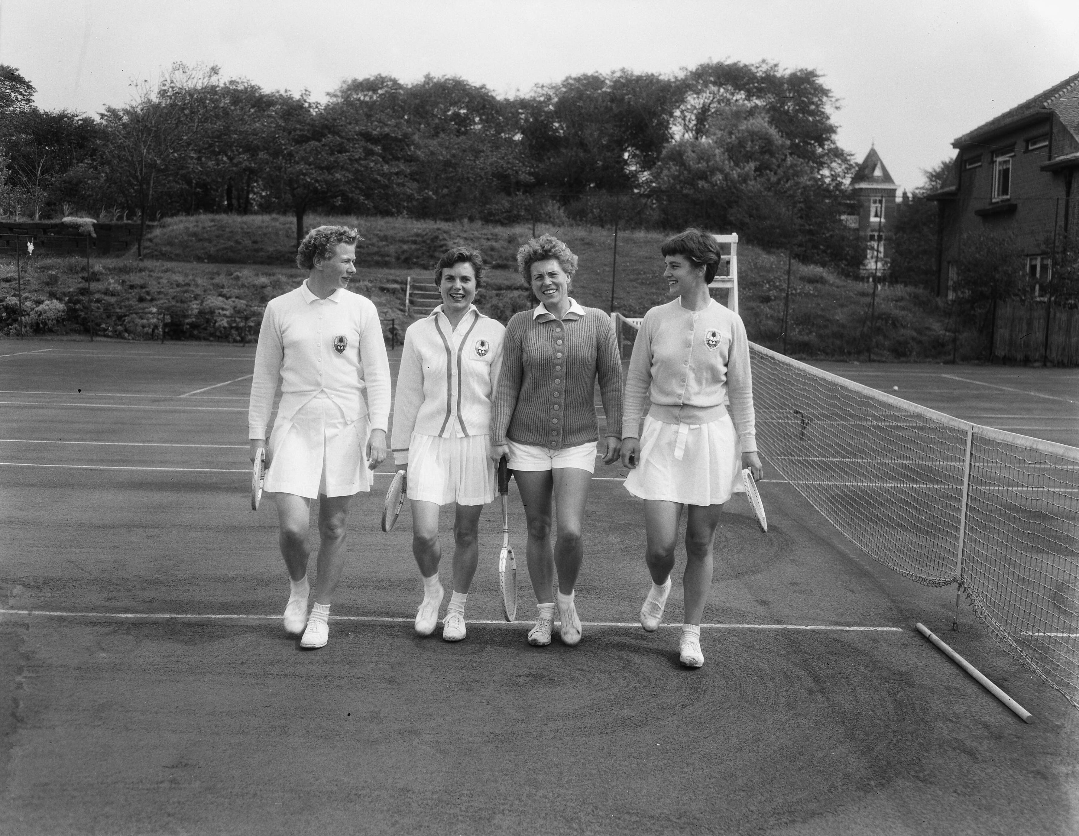 Fotocollectie Anefo — Nederlandse tenniskampioenschappen op de METS-banen te Scheveningen. Dames dubbel kwartfinale. Vlnr. Jopie Roos-van der Wal, Truid Blaisse-Terwindt tegen Bokhorst en Berna Thung — Foto: Duinen, G.W. van / Anefo. Licentie: Set B: Rechtenvrij / Publiek Domein. Bron: Nationaal Archief. http://hdl.handle.net/10648/a92809d6-d0b4-102d-bcf8-003048976d84