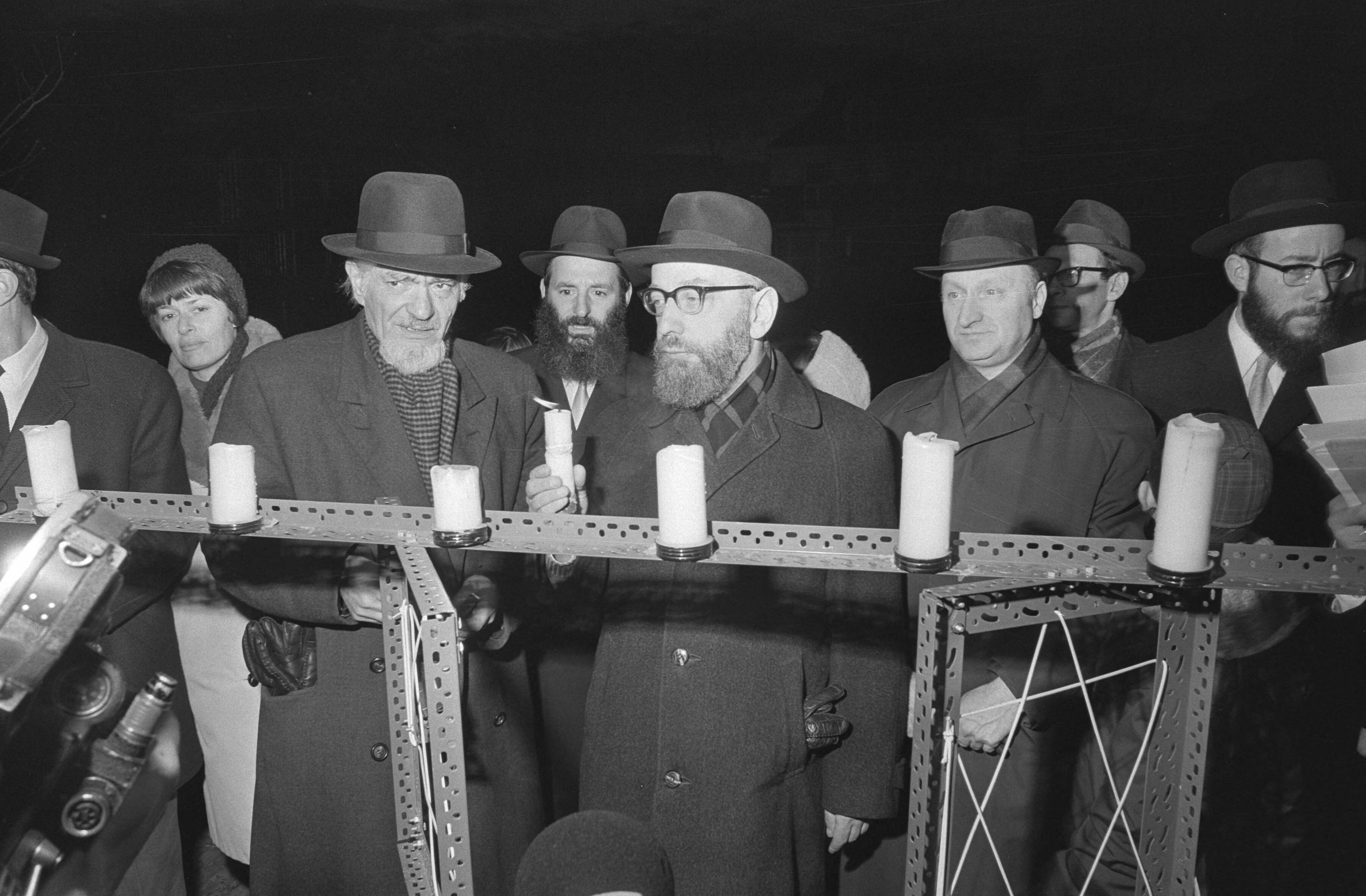 Fotocollectie Anefo — Rabbijnen houden demonstratie tegen proces in Leningrad bij Russische ambassade te Den Haag — Foto: Verhoeff, Bert / Anefo. Licentie: Set B: Rechtenvrij / Publiek Domein. Bron: Nationaal Archief. http://hdl.handle.net/10648/abae5df4-d0b4-102d-bcf8-003048976d84