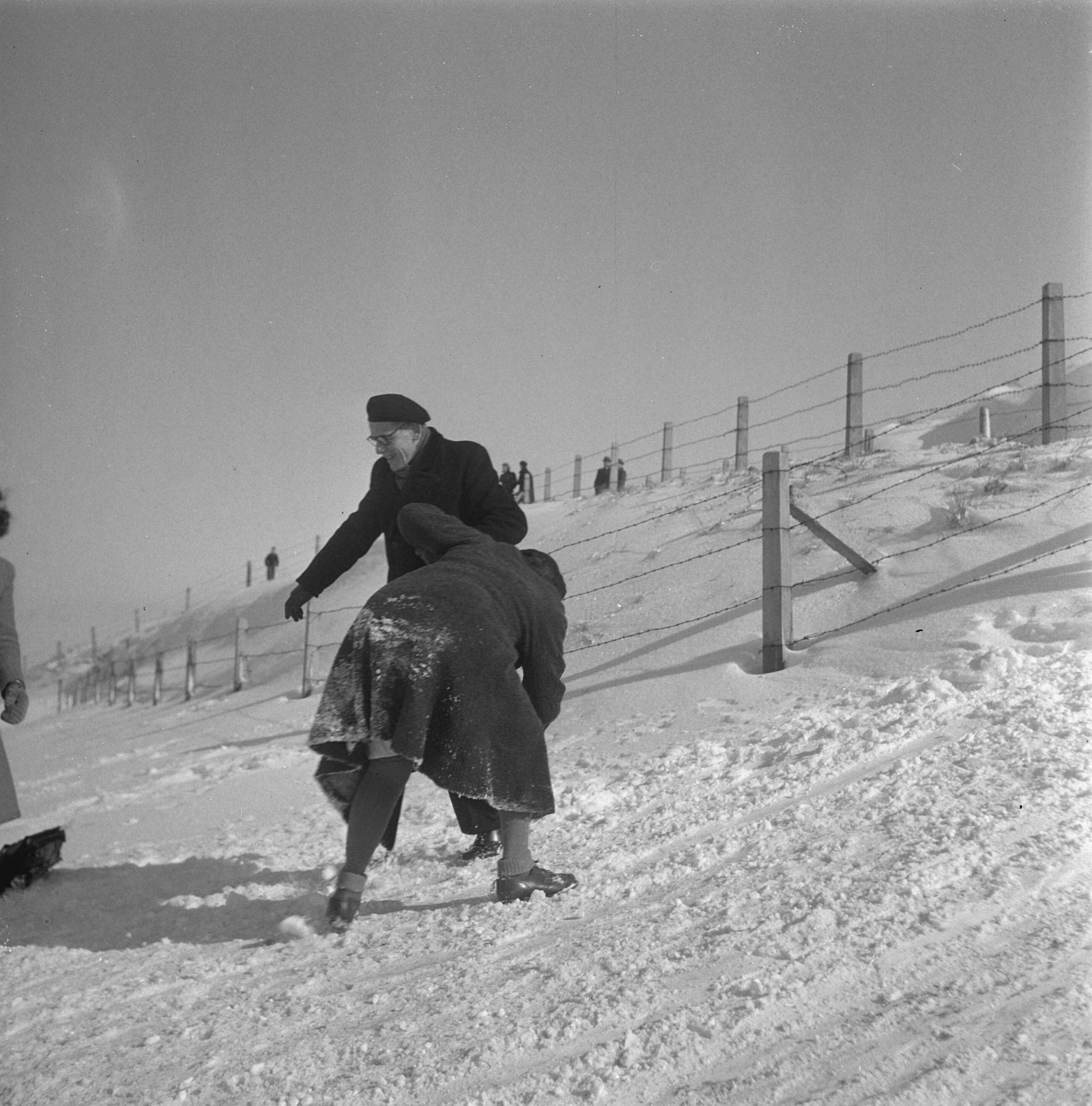 Fotocollectie Anefo — Drukte in Zandvoort — Foto: Wisman, Bram / Anefo. Licentie: Set B: Rechtenvrij / Publiek Domein. Bron: Nationaal Archief. http://hdl.handle.net/10648/a8a5d1b4-d0b4-102d-bcf8-003048976d84