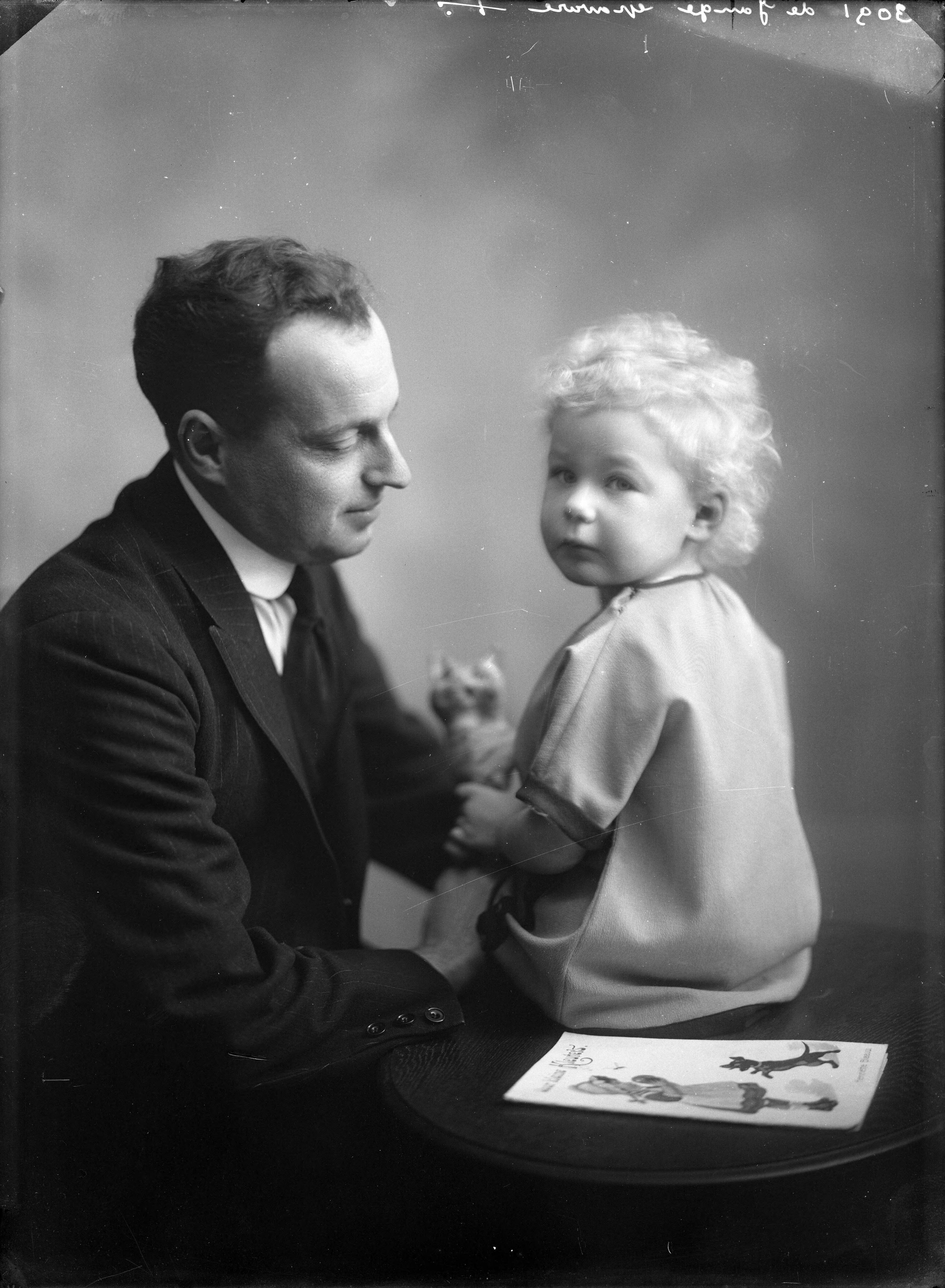 Portretten — Studio-opnames. Portret van een vader met een peutertje. Haarlem, Nederland. 1918-1930. 3091 De Jonge gravure — Foto: Berg, Th.C.J. van den / Spaarnestad Photo (05887). Licentie: Set B: Rechtenvrij / Publiek Domein. Bron: Nationaal Archief. http://hdl.handle.net/10648/35429da7-c70c-a382-e063-6df0900a6686