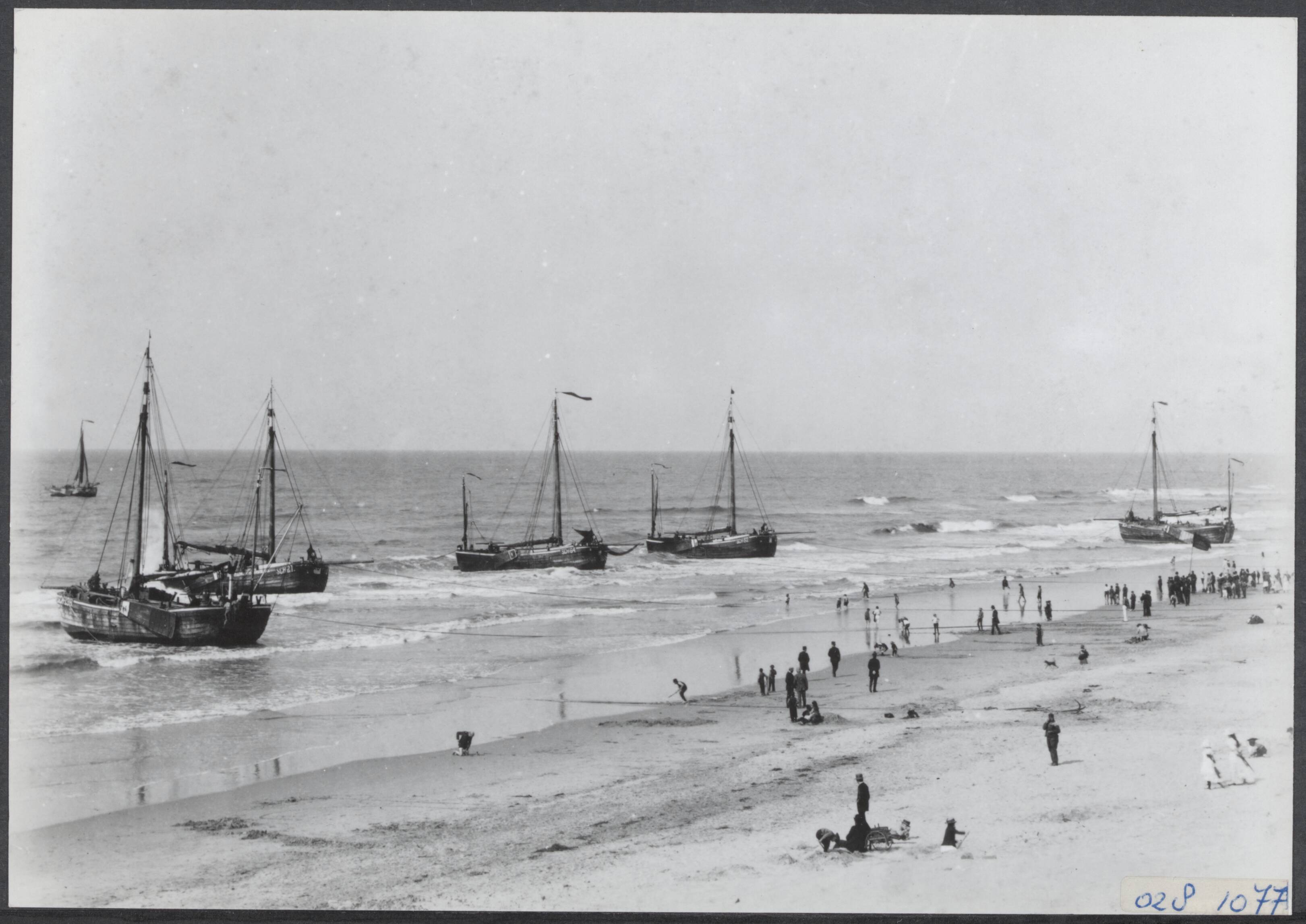 Fotocollectie Elsevier Binnenland — Bomschuiten aan het strand van Scheveningen — Foto: Onbekend / Publiek Domein of Rechtenvrij. Licentie: Set B: Rechtenvrij / Publiek Domein. Bron: Nationaal Archief. http://hdl.handle.net/10648/addfb3ac-d0b4-102d-bcf8-003048976d84