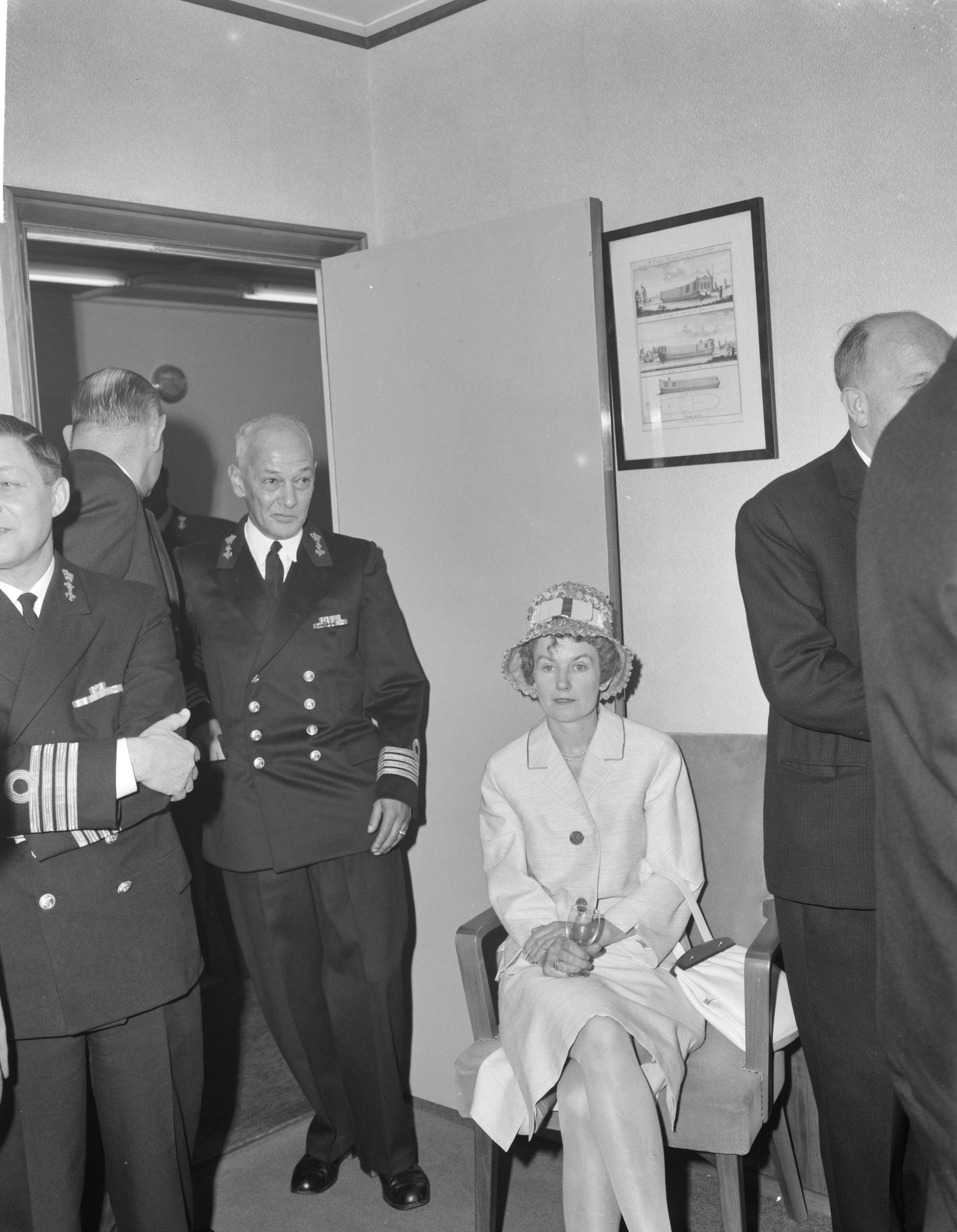 Fotocollectie Anefo — Tewaterlating te Zaandam van het Torpedo-inschietvaartuig "Van Bochove" van de Koninklijke Marine bij de Zaanlandse Scheepsbouwmaatschappij door de vrouw van de directeur van de bewapeningswerkplaats der Marine te Den Helder, mevr. Reiche-Van Aardenne. Dit vaartuig wordt genoemd naar wijlen luitenant-ter-zee der eerste klasse P.D. van Bochoven, in leven hoofd van het inschietbedrijf van de Kon. Marine, die gedurende de uitoefening van zijn functie tengevolge van een tragisch ongeval op 7 juli 1959 om het leven kwam — Foto: Bilsen, Joop van / Anefo. Licentie: Set B: Rechtenvrij / Publiek Domein. Bron: Nationaal Archief. http://hdl.handle.net/10648/aa111eb4-d0b4-102d-bcf8-003048976d84