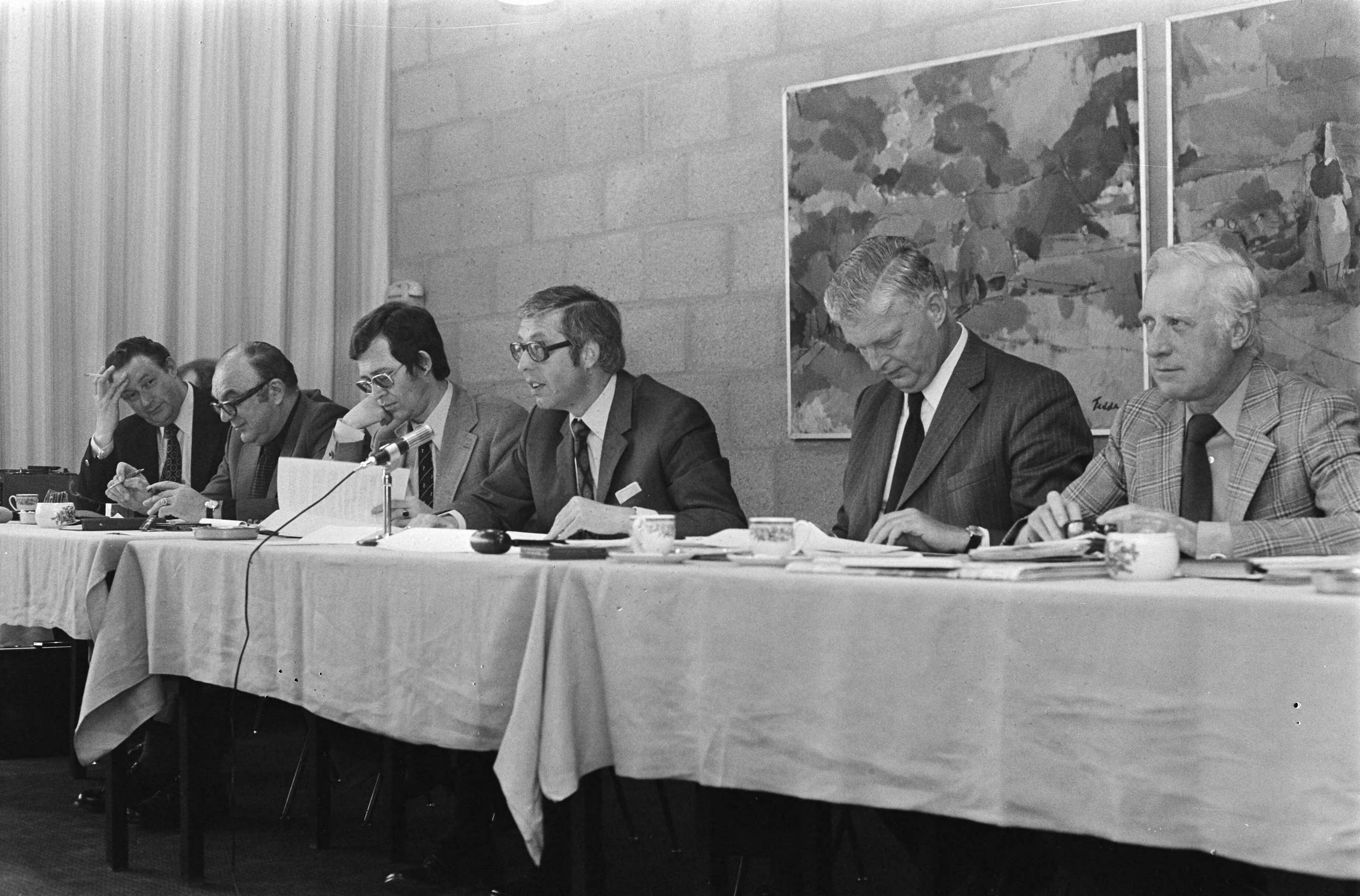 Fotocollectie Anefo — Jaarvergadering KNVB betaald voetbal in Utrecht; nr. 15 Zwikstra, nr. 16 Henk Zon (koppen) — Foto: Croes, Rob C. / Anefo. Licentie: Set B: Rechtenvrij / Publiek Domein. Bron: Nationaal Archief. http://hdl.handle.net/10648/ac4cfad6-d0b4-102d-bcf8-003048976d84